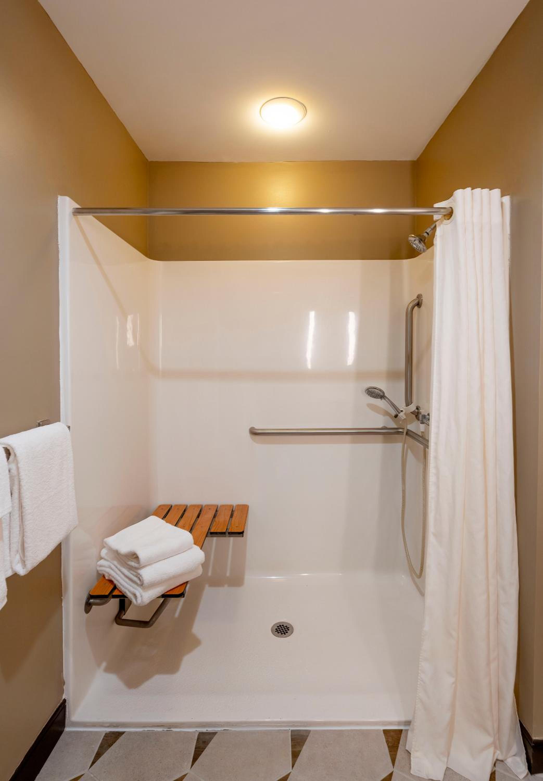 One Room Suite with Sofa bed - Disability Access/Non Smoking - Photo 4