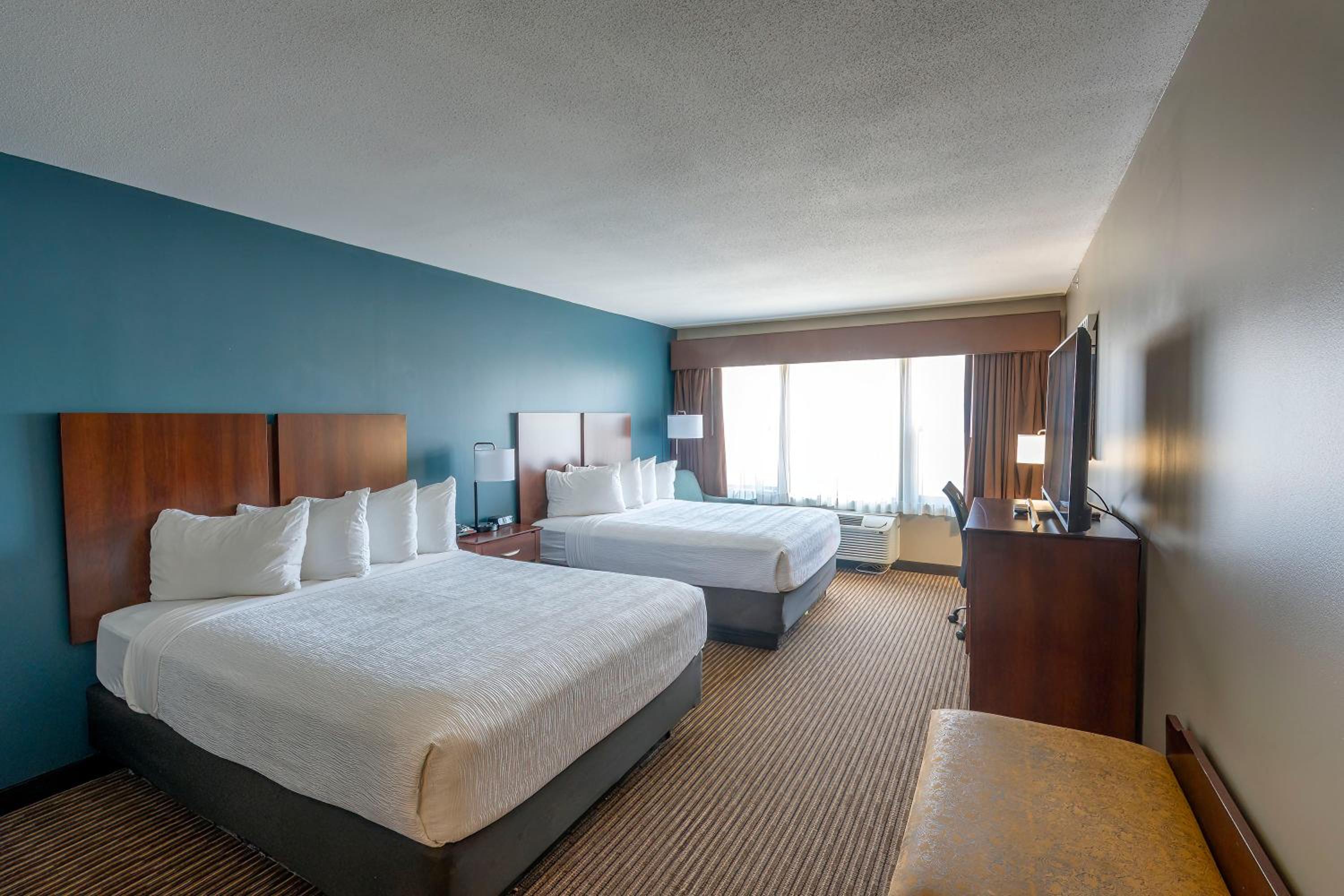 Quadruple Room with Two Queen Beds - Non Smoking - Photo 1