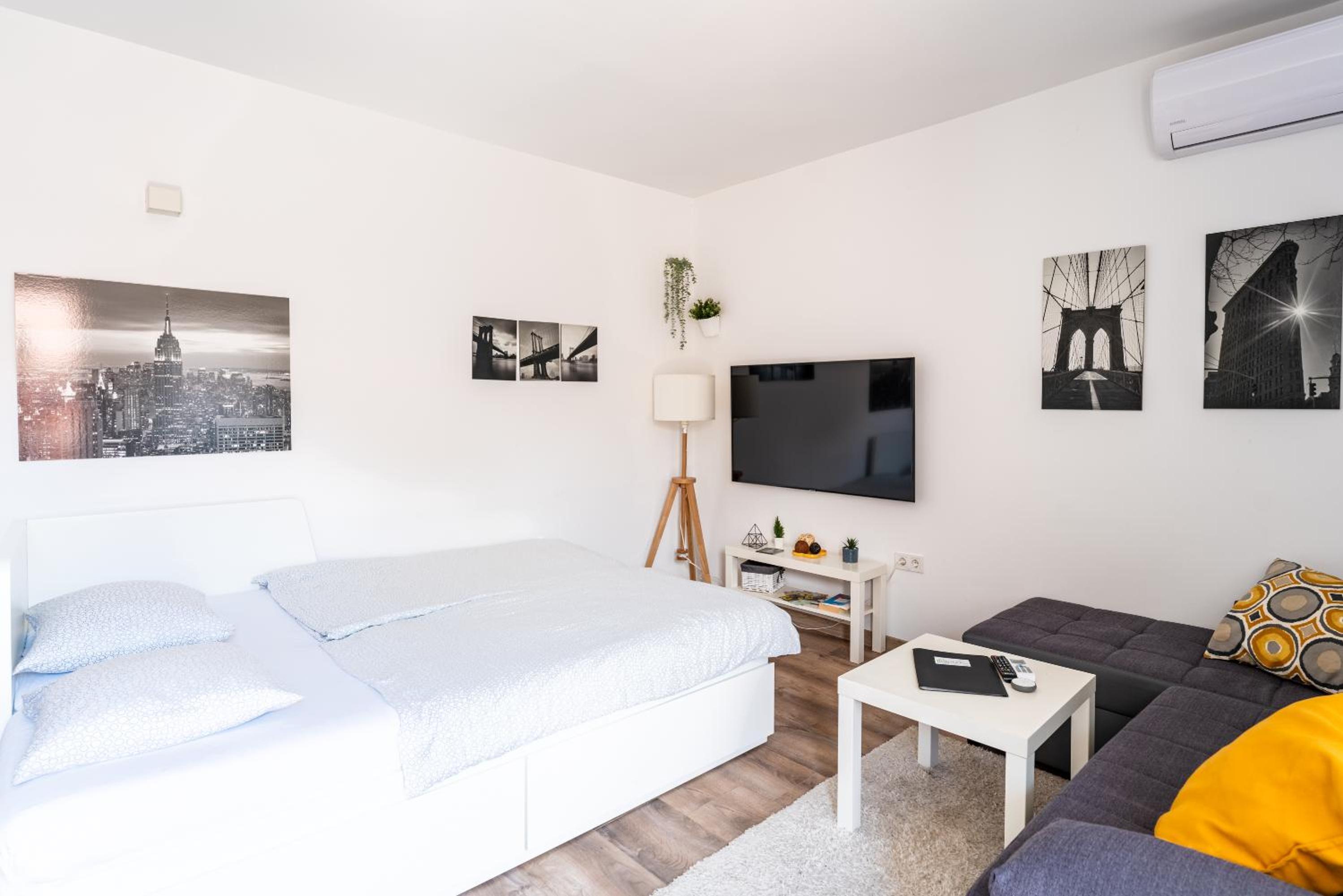 Studio Apartment - Photo 1