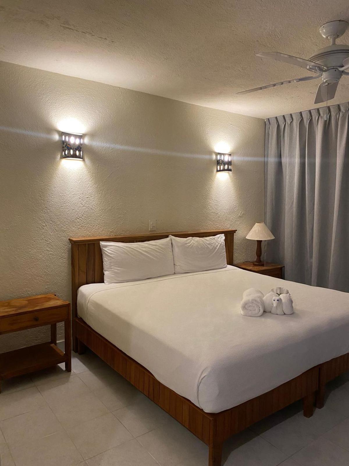 Double Room with Balcony - Photo 3
