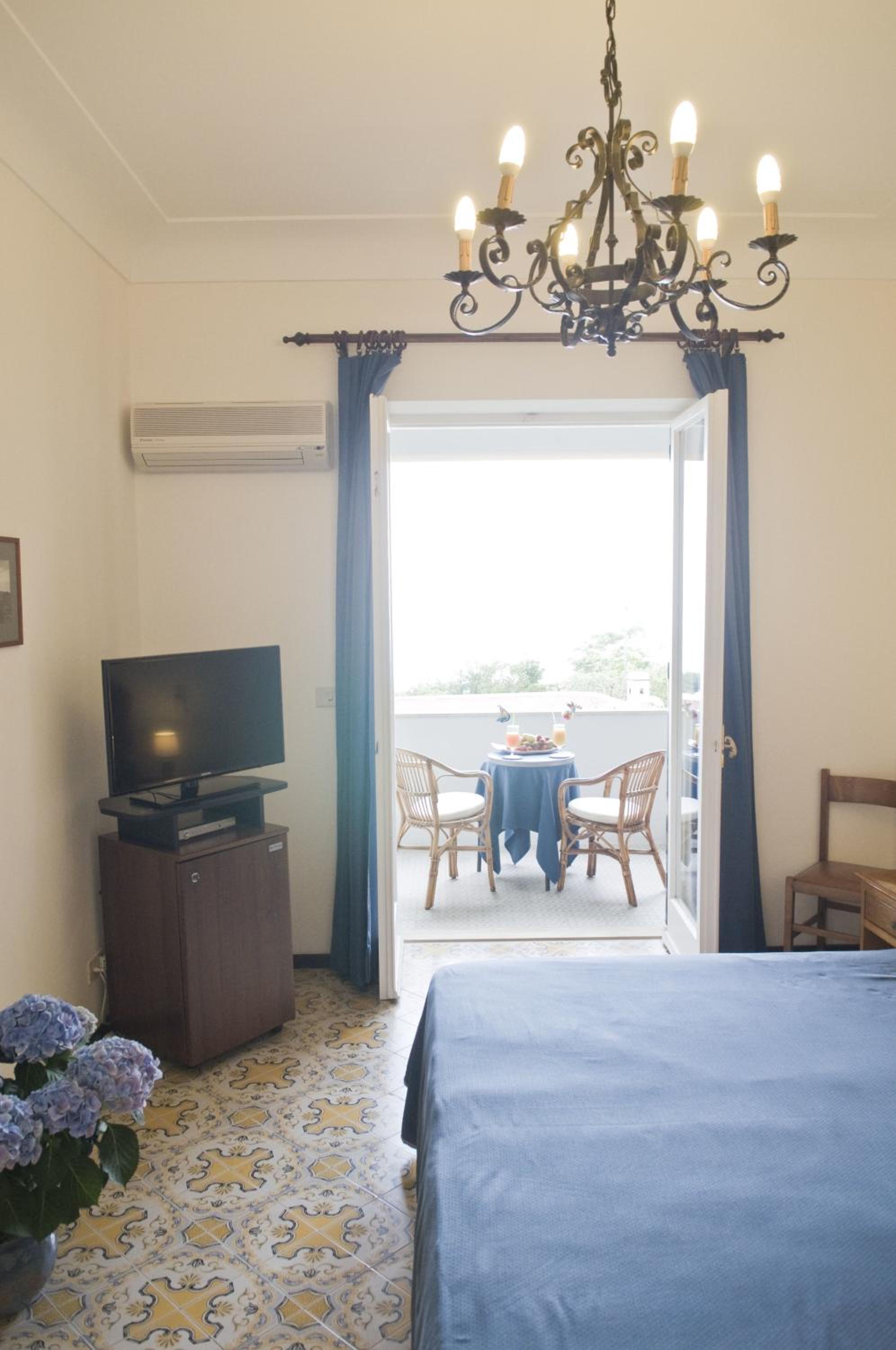 Superior Double Room with Balcony and Sea View photo 3