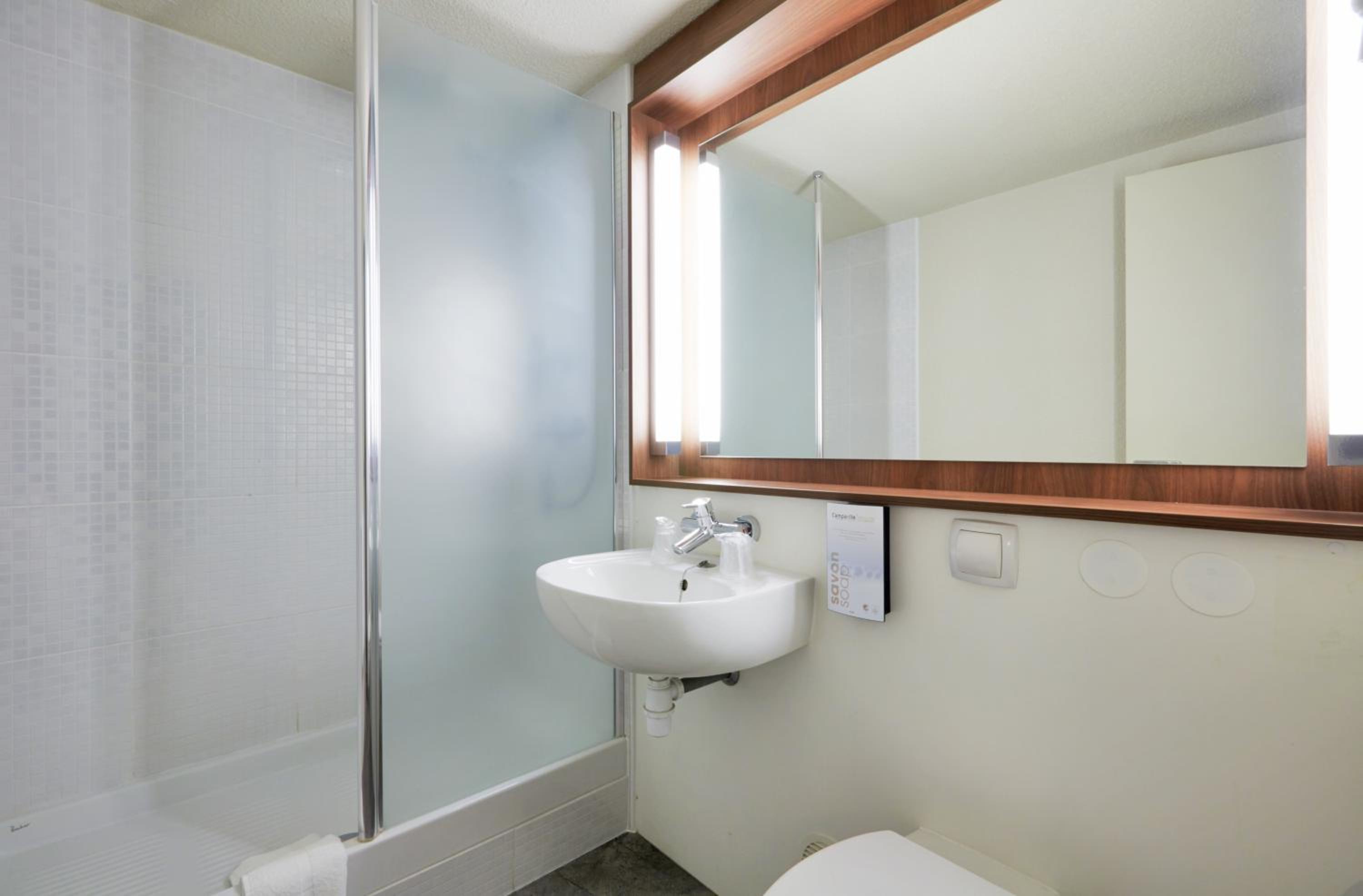 Standard Twin Room - Photo 2