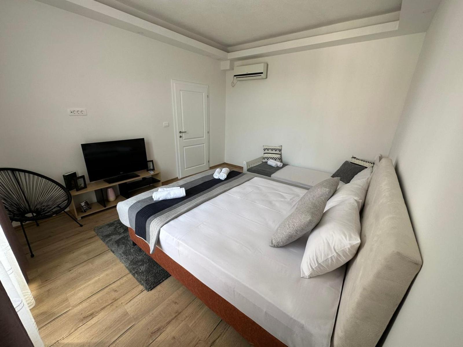 One-Bedroom Apartment photo 2