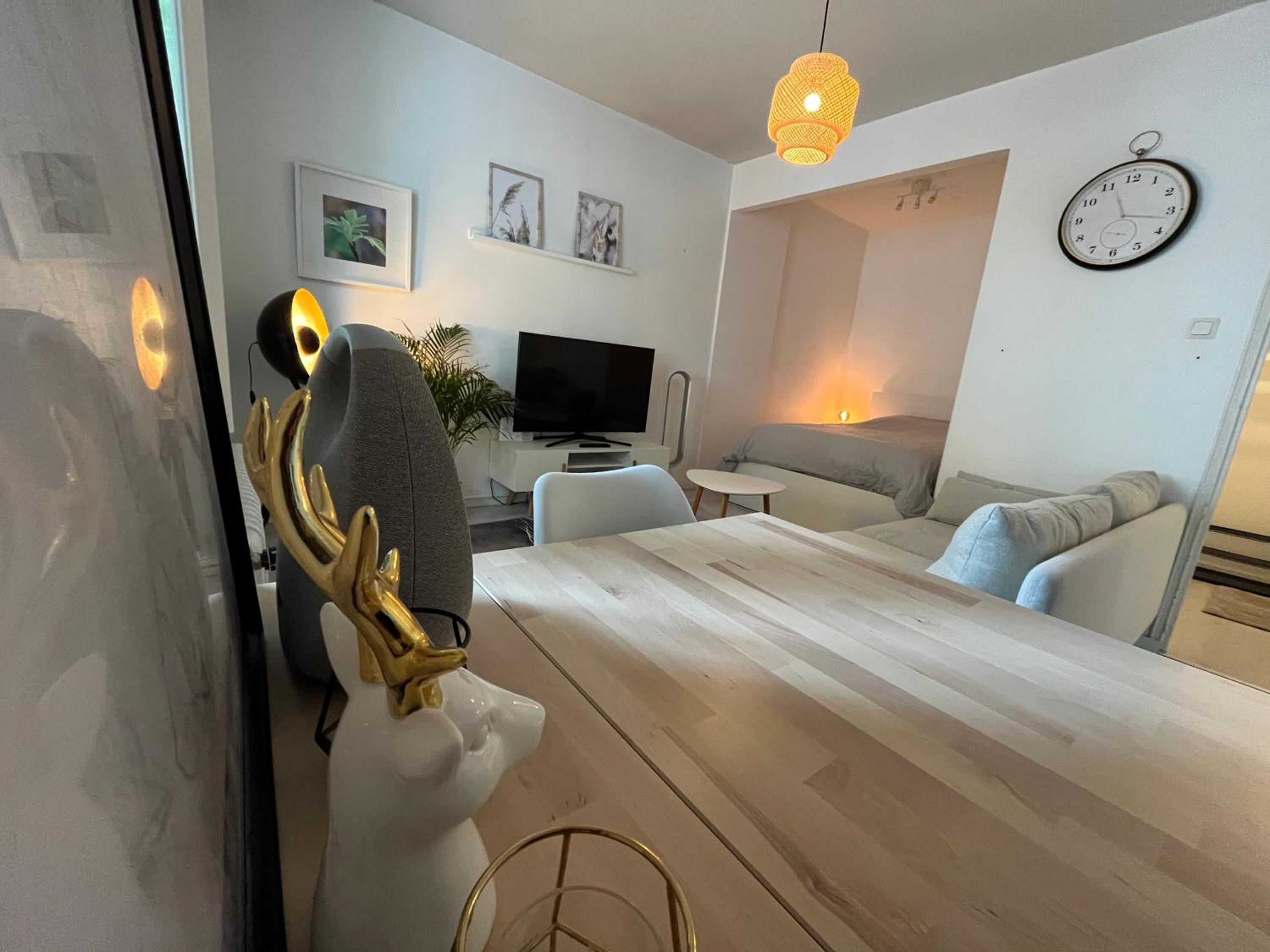 One-Bedroom Apartment photo 2