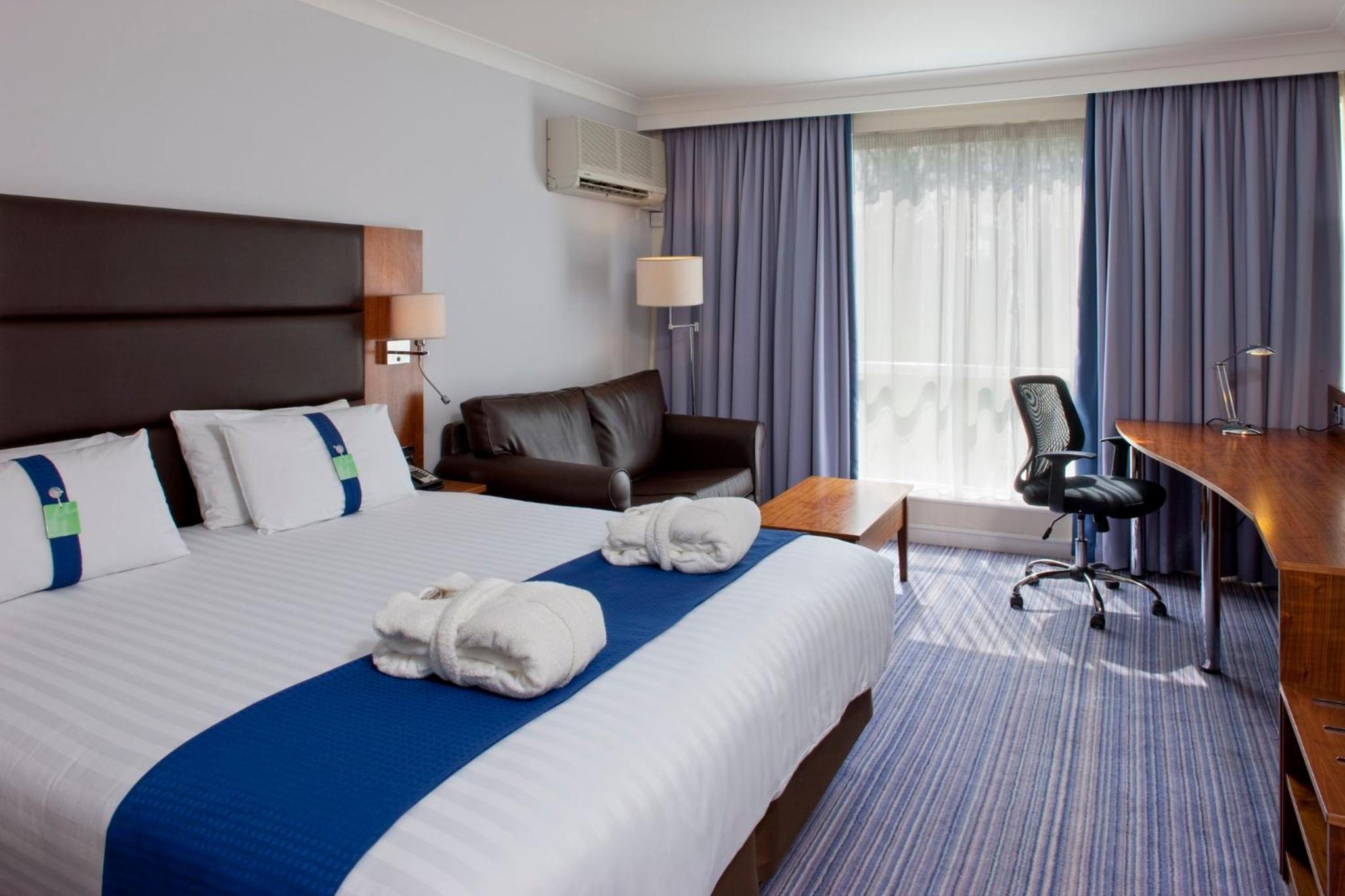 Premium King Room - Photo 4