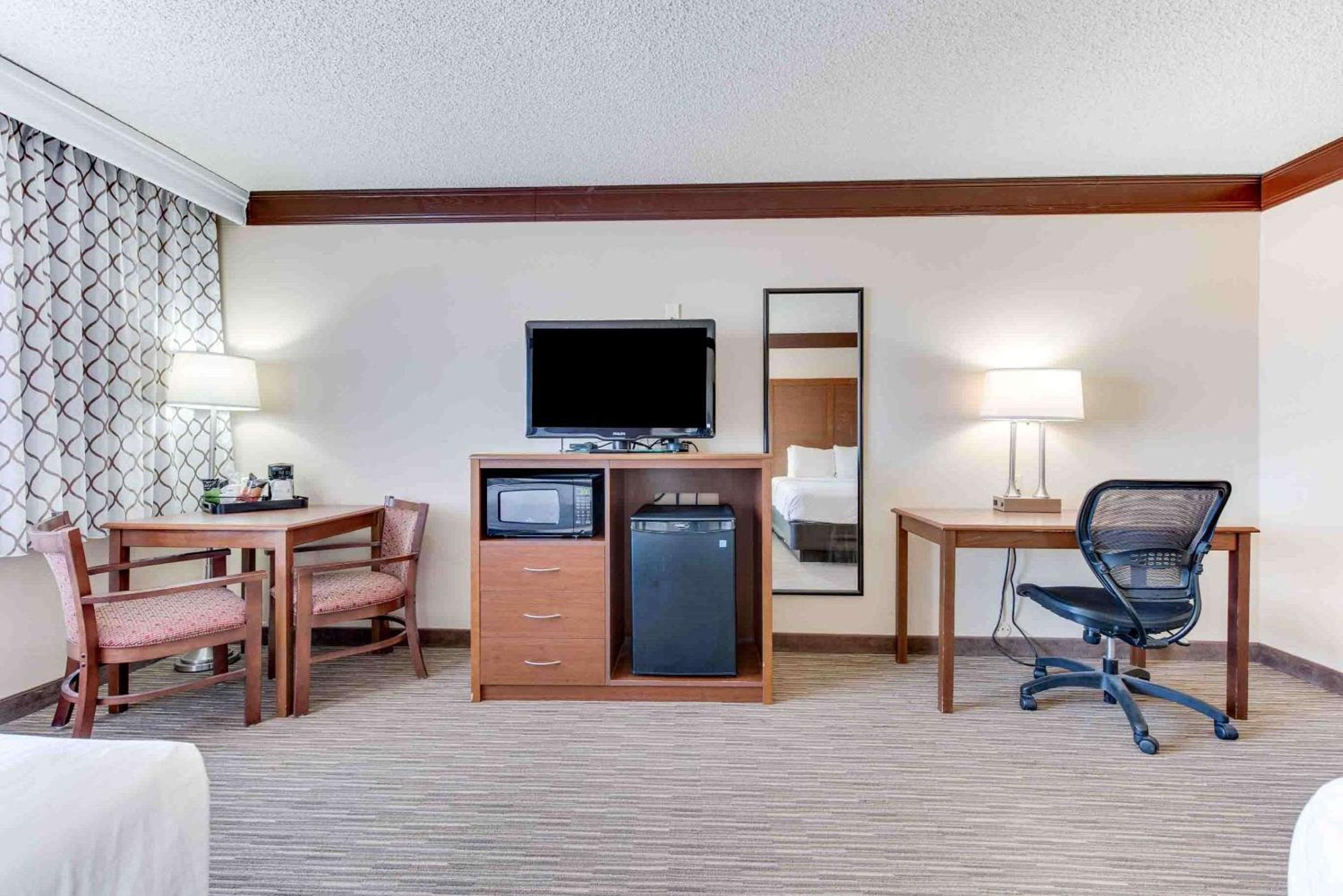 Queen Room with Two Queen Beds and Movie Review - Disability Access/Non-Smoking photo 1