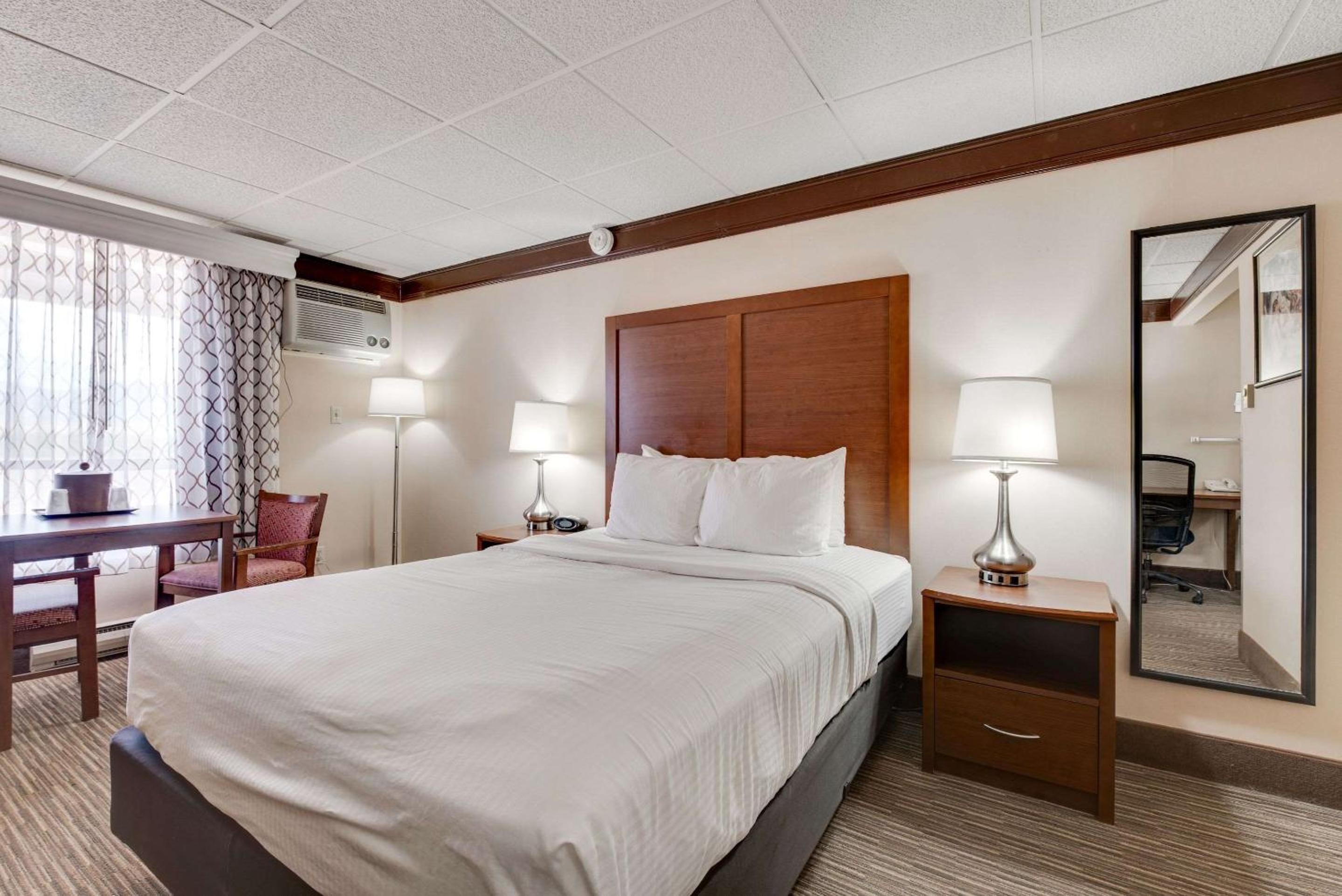 Queen Room - Non-Smoking/Pet Friendly photo 2