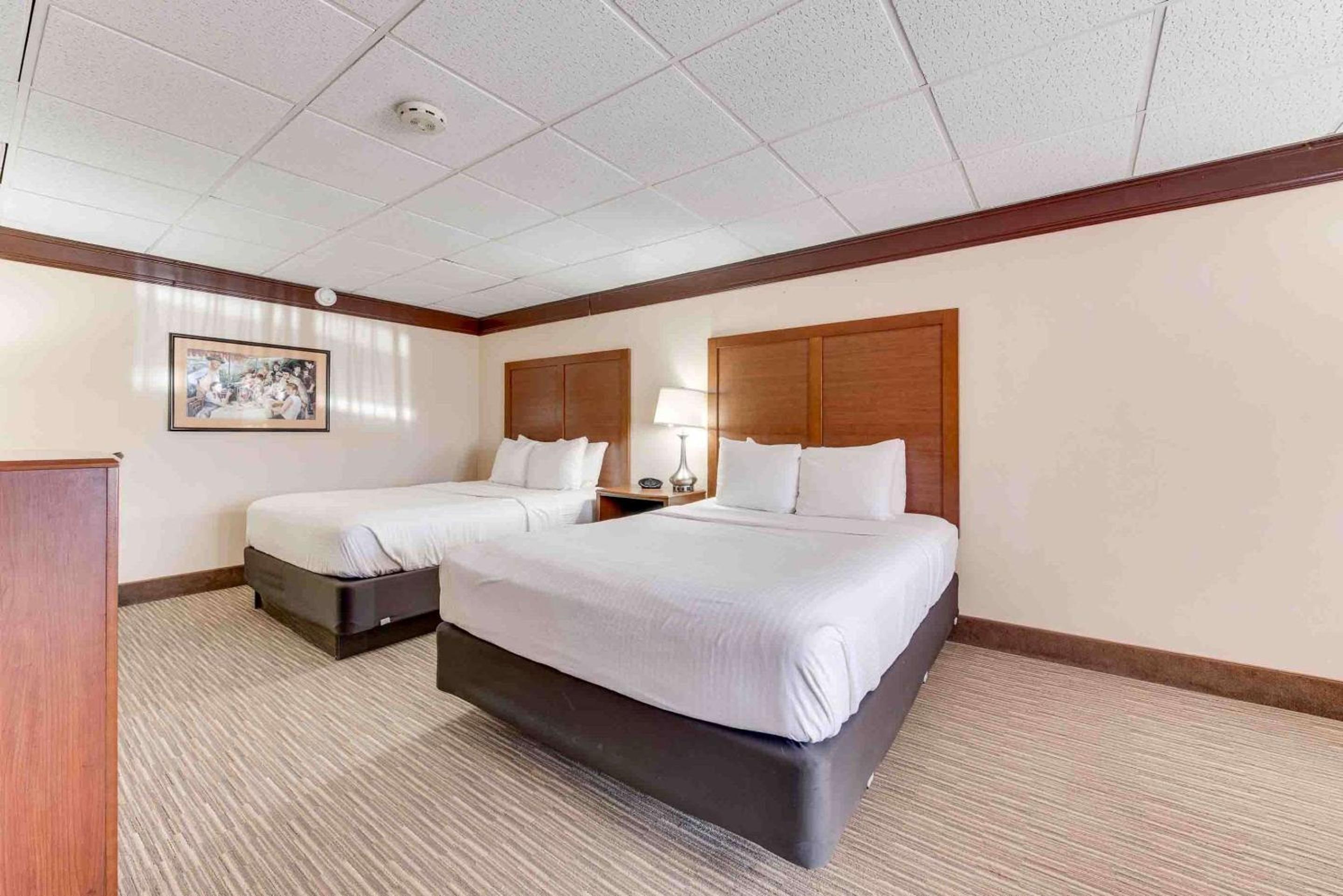 Queen Room with Two Queen Beds - Non-Smoking photo 2