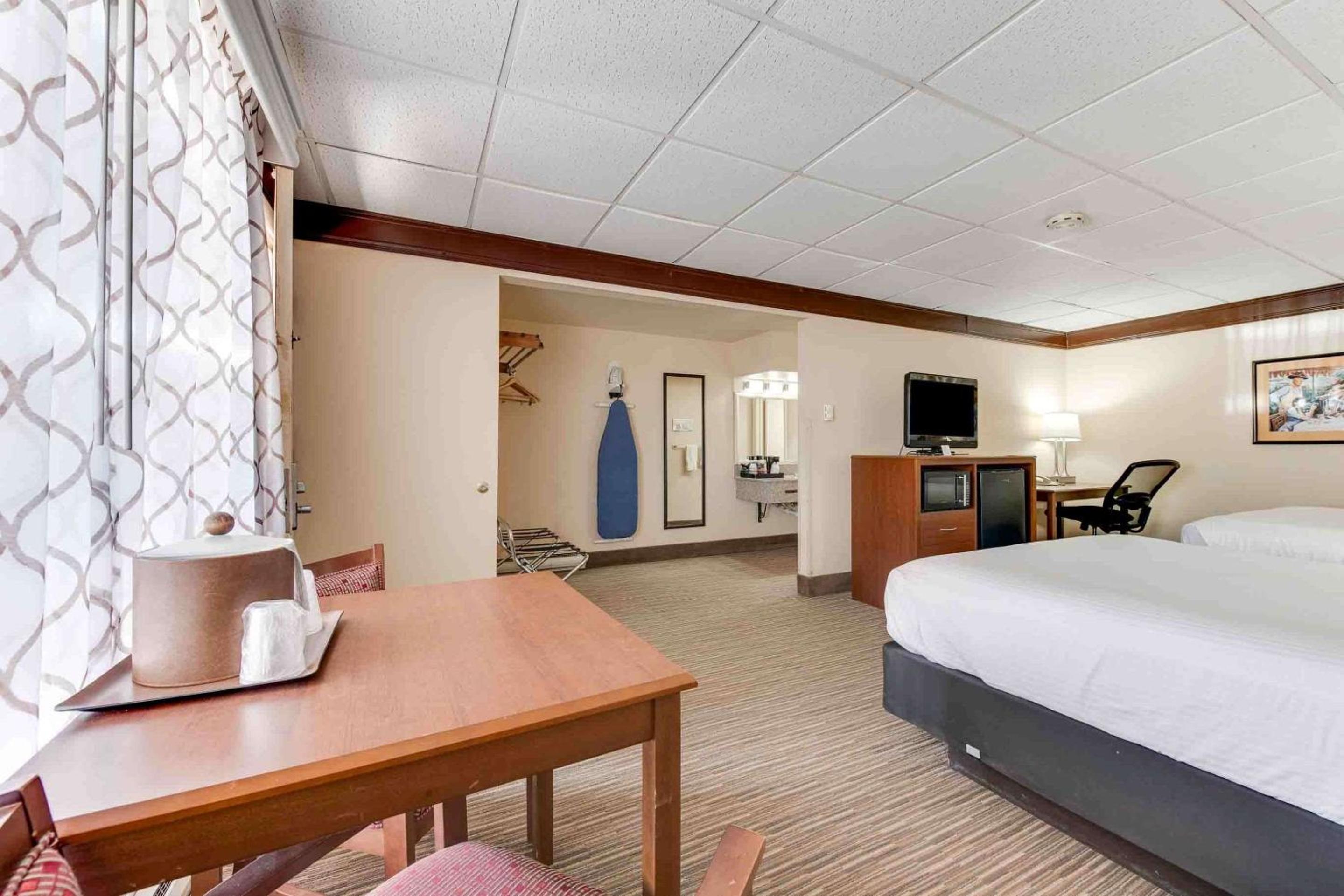 Queen Room with Two Queen Beds - Non-Smoking photo 3