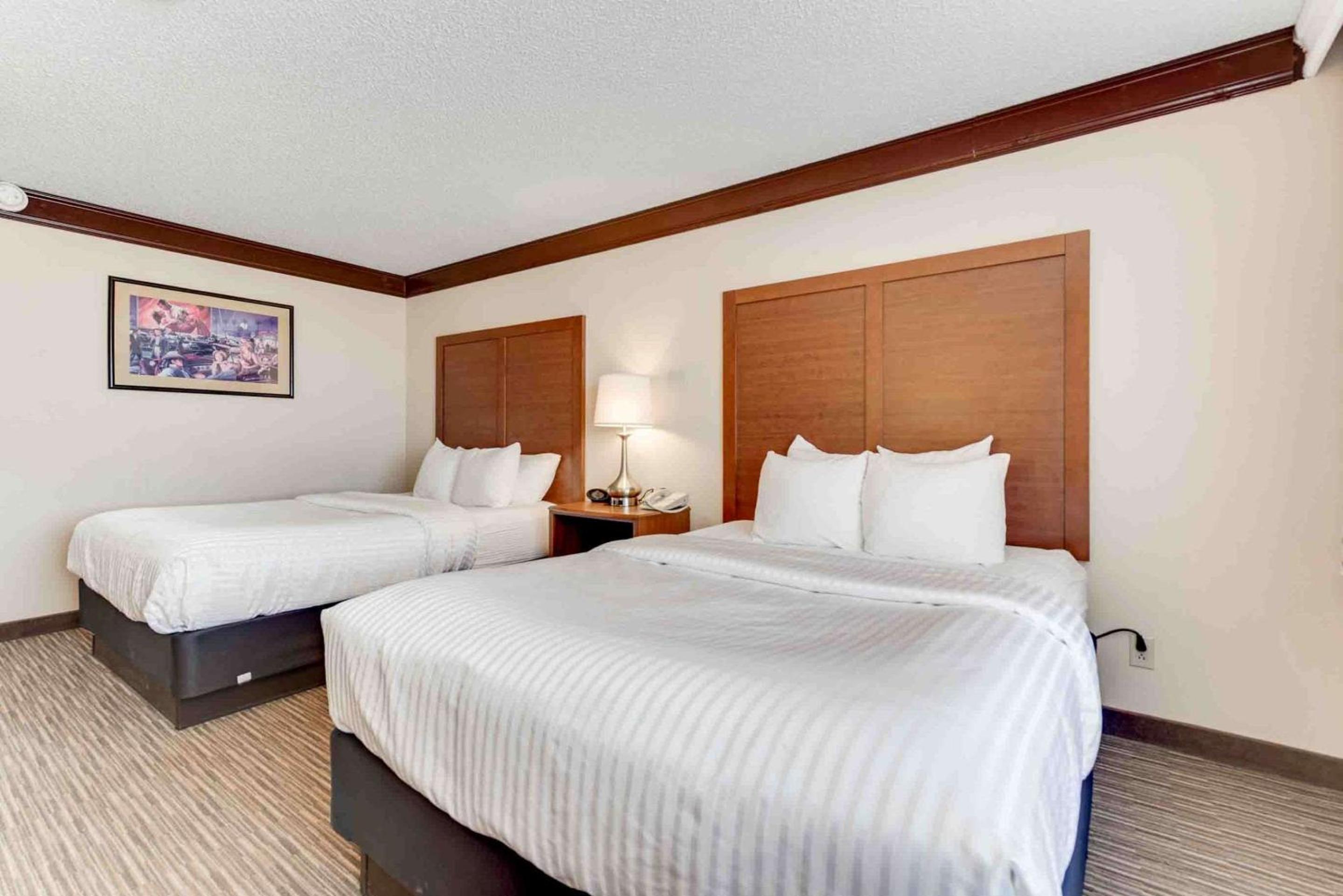 Queen Room with Two Queen Beds - Non-Smoking photo 3