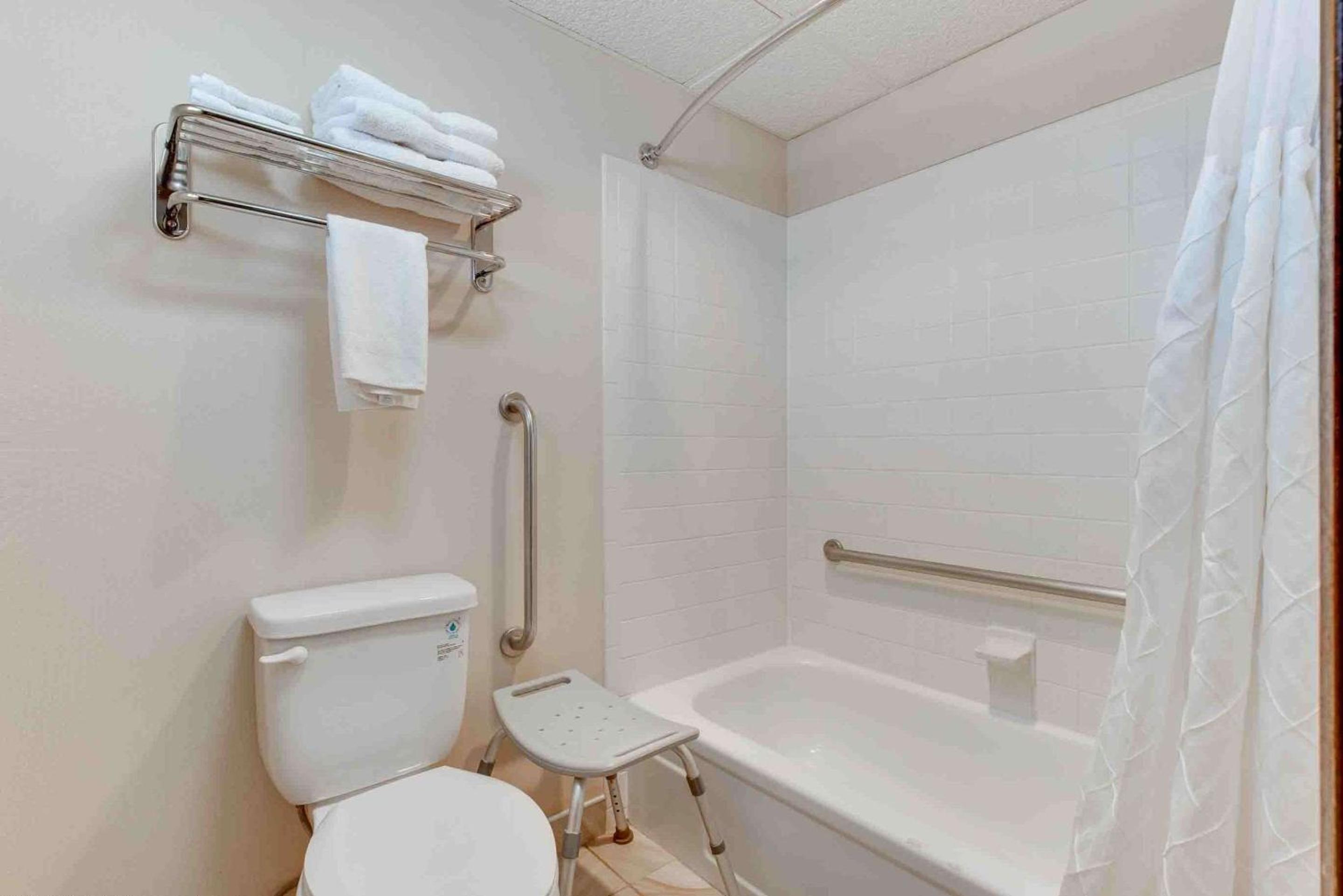Queen Room with Two Queen Beds and Movie Review - Disability Access/Non-Smoking photo 2