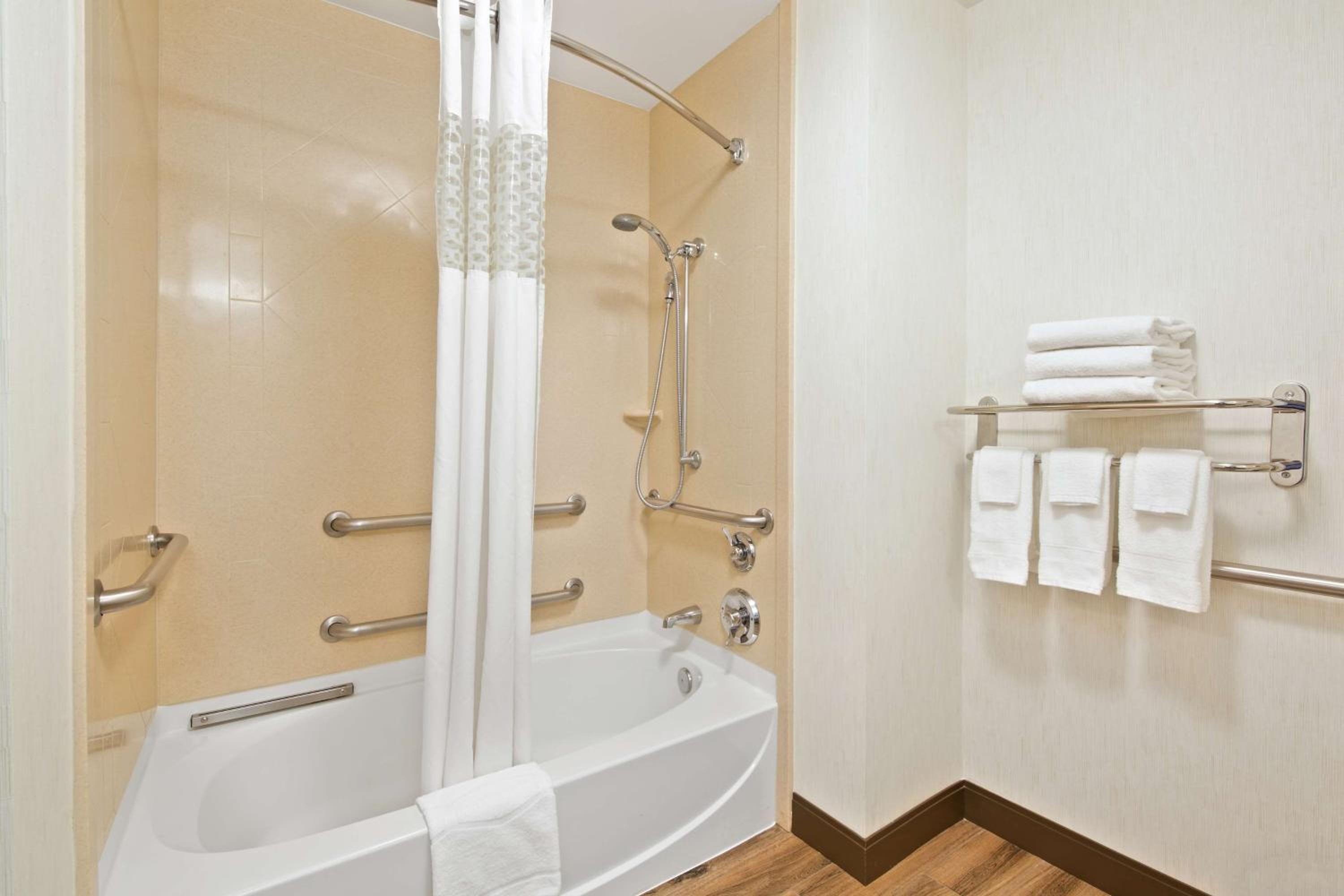 King Room with Accessible Tub - Mobility and Hearing Access/Non-Smoking - Photo 3