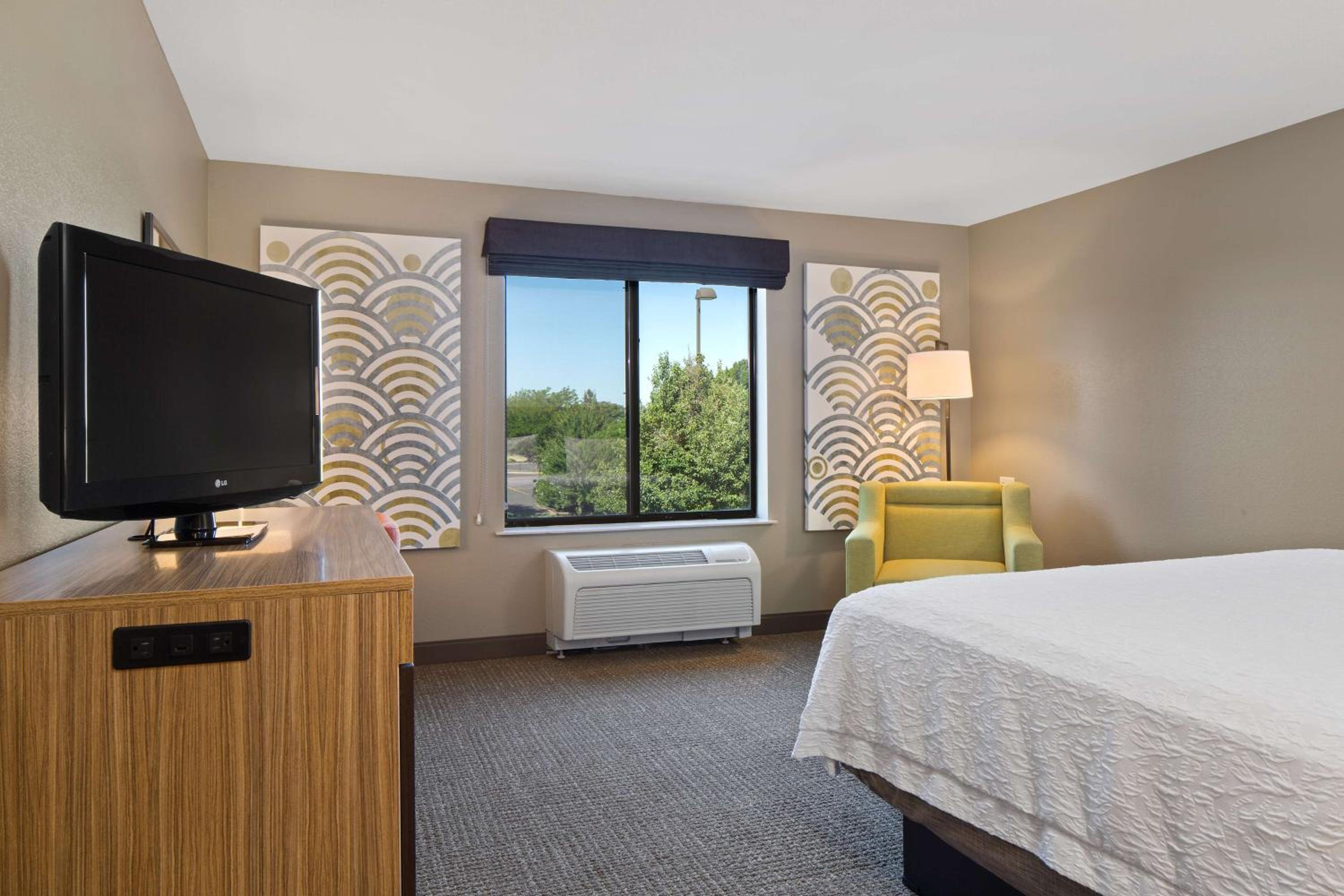 King Room with King Bed - Non-Smoking - Photo 1