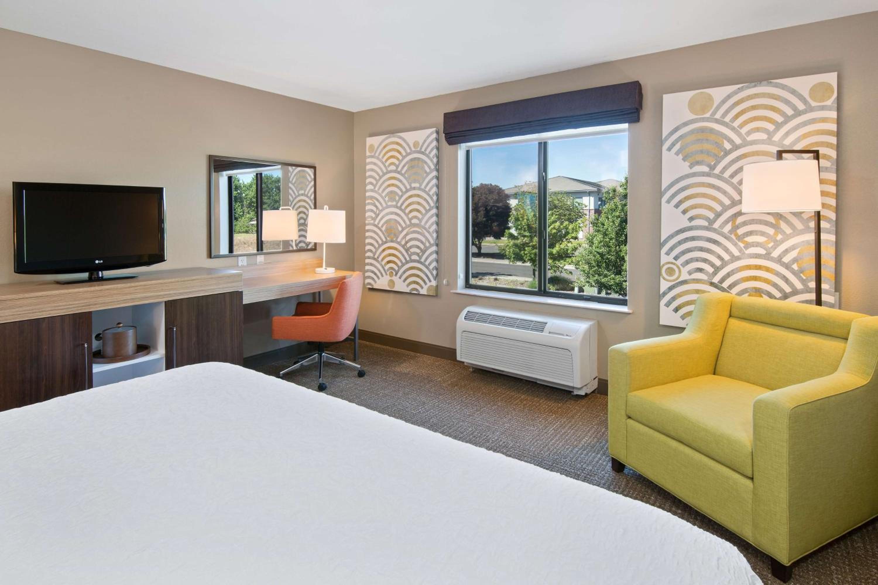 King Room with King Bed - Non-Smoking - Photo 2