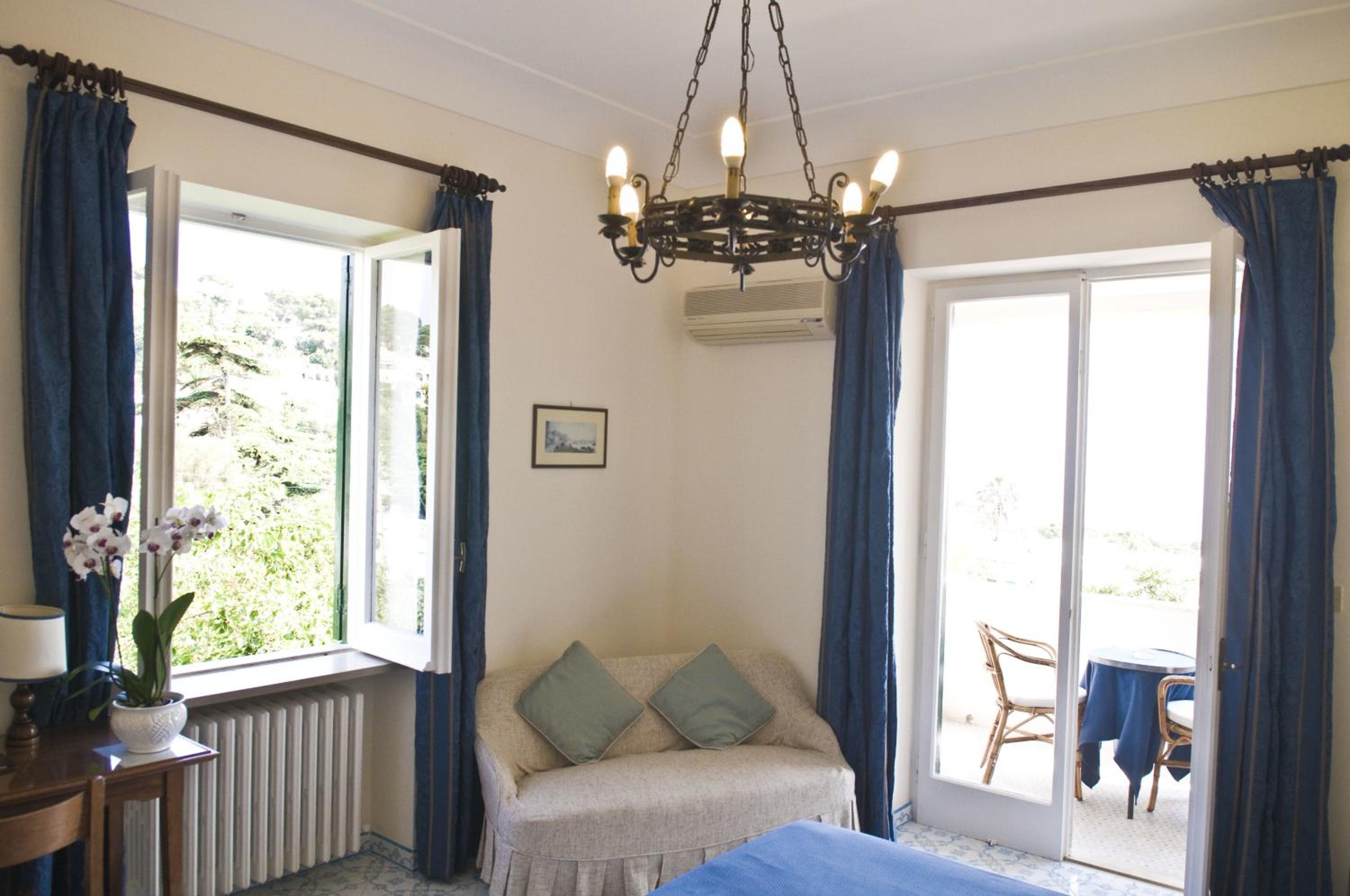 Superior Double Room with Balcony and Garden View - Photo 3