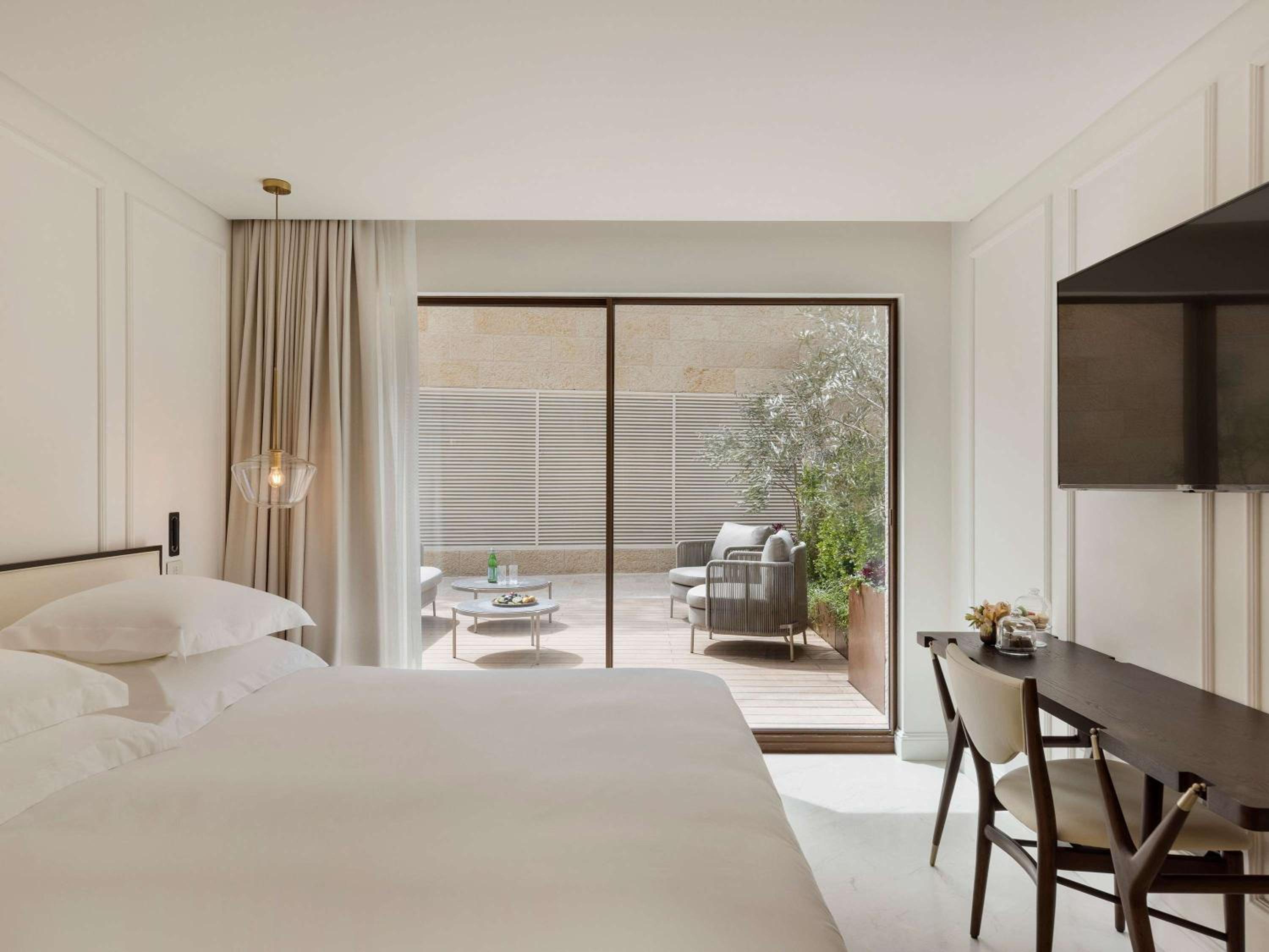 Terrace Room with One King Bed or Twin Beds - Garden Side - Photo 2