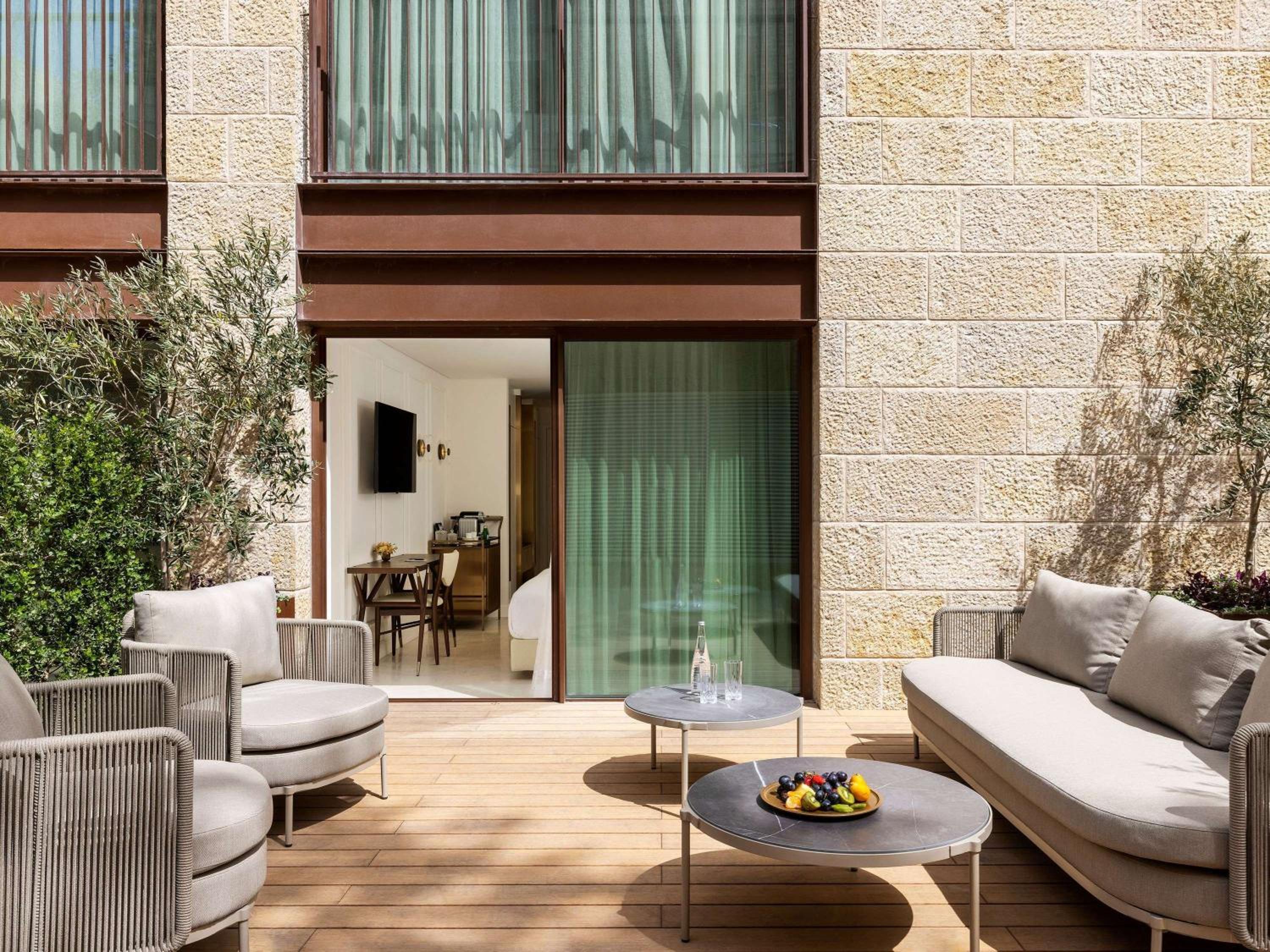 Terrace Room with One King Bed or Twin Beds - Garden Side - Photo 4
