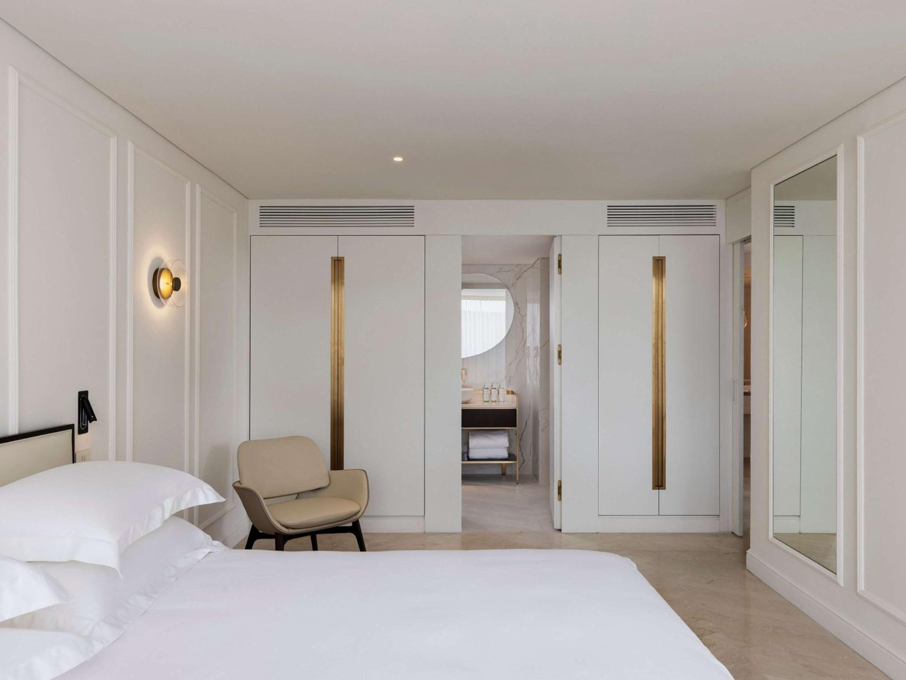 One Bedroom Suite with One King Bed or Twin Beds and Sofa Bed - Photo 2