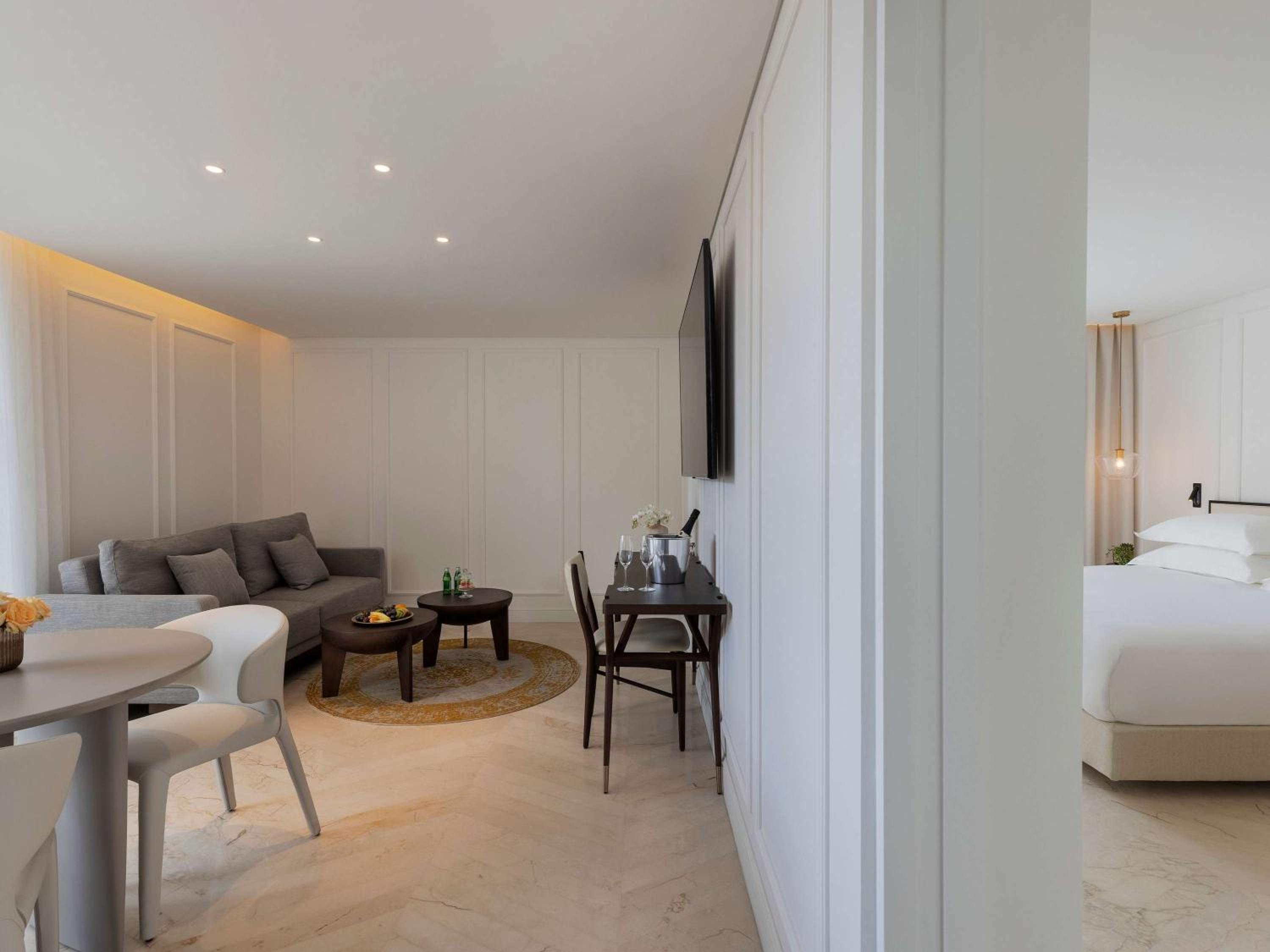 One Bedroom Suite with One King Bed or Twin Beds and Sofa Bed - Photo 4