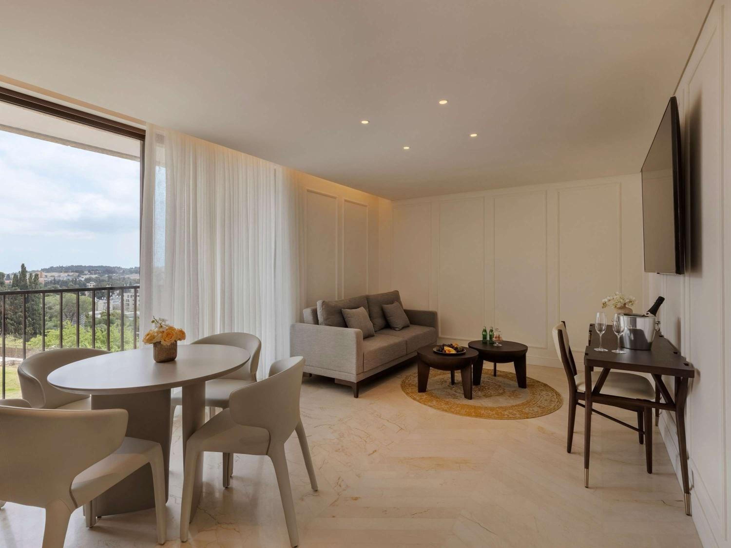 One Bedroom Suite with One King Bed or Twin Beds and Sofa Bed - Photo 5