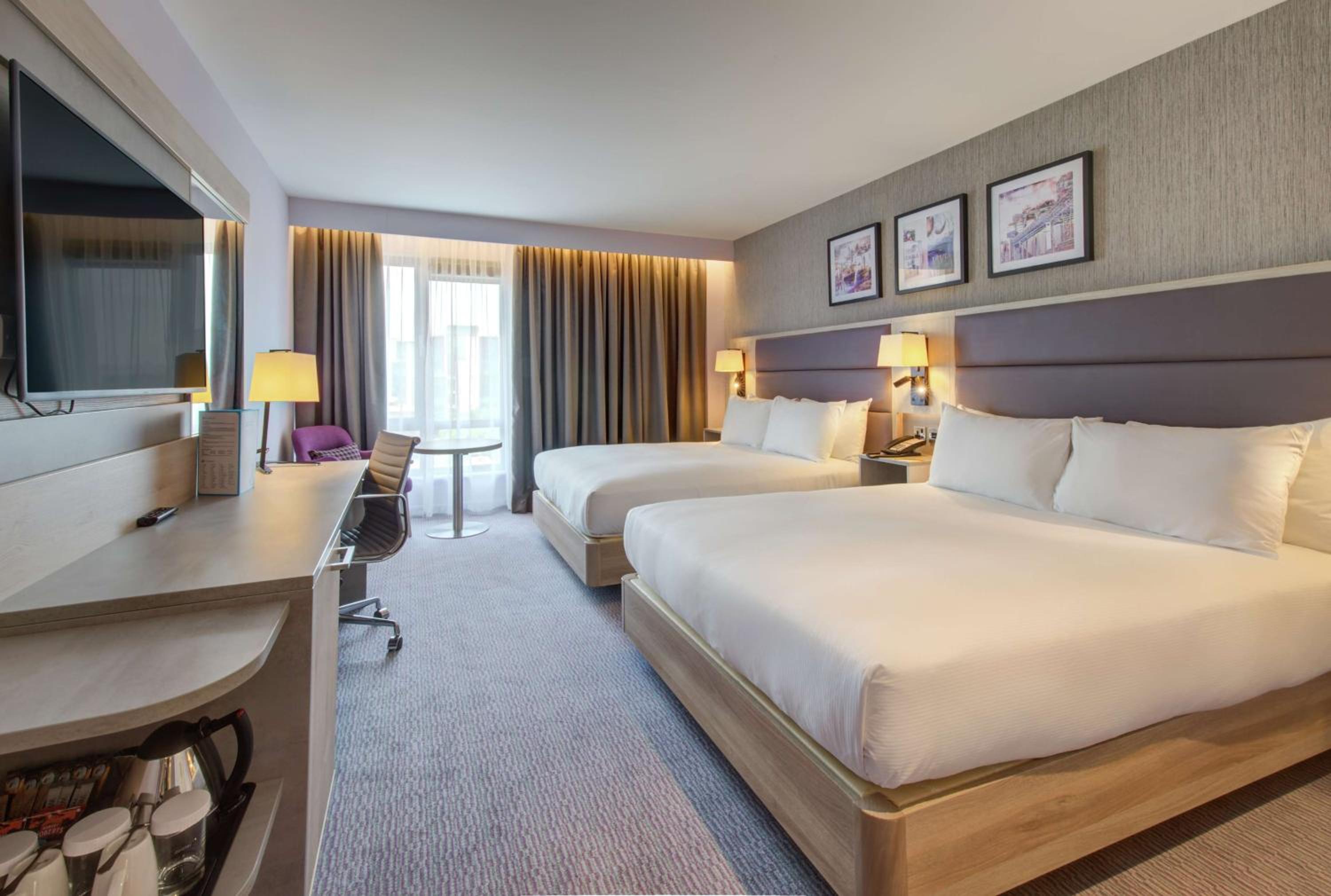 Deluxe Queen Room with Two Queen Beds thumbnail 5
