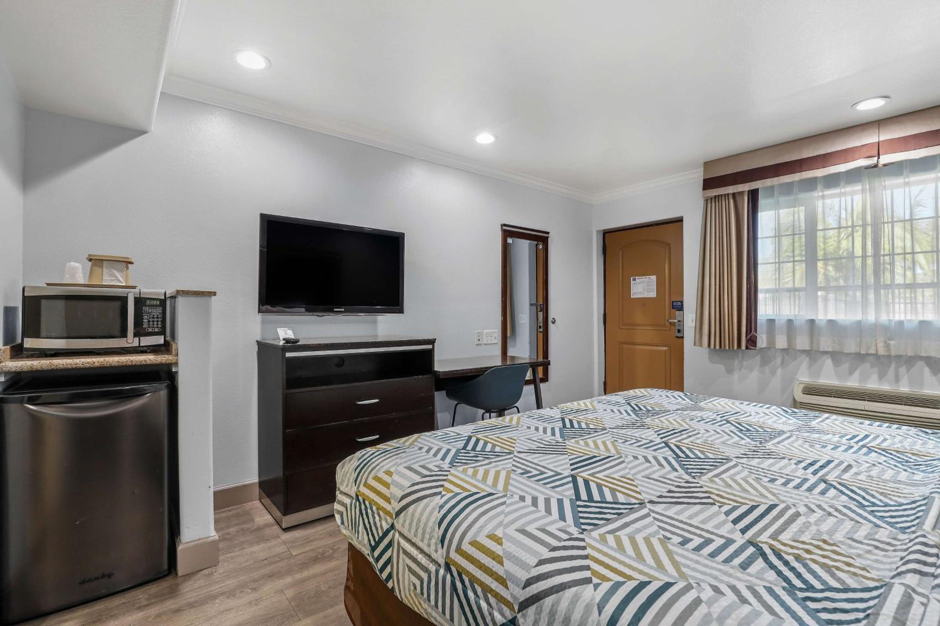 Deluxe King Room - Non-Smoking - Photo 1