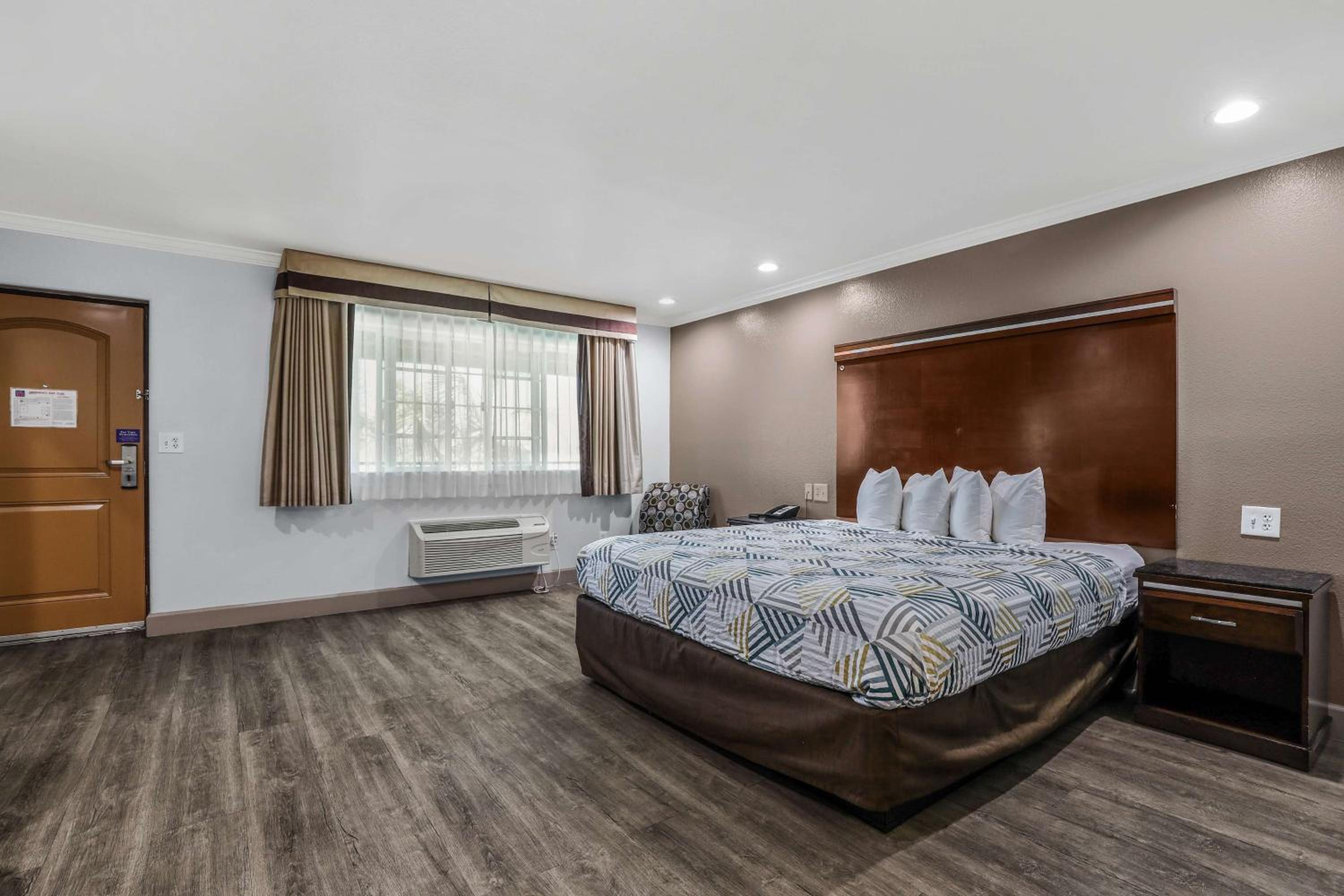 King Room with Roll-in Shower - Disability Access - Non-Smoking - Photo 8