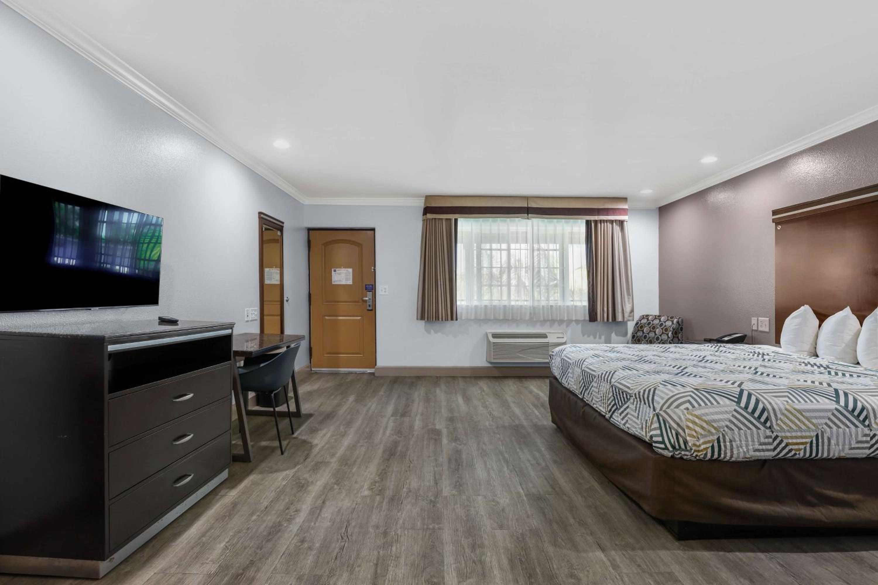 King Room with Roll-in Shower - Disability Access - Non-Smoking - Photo 9