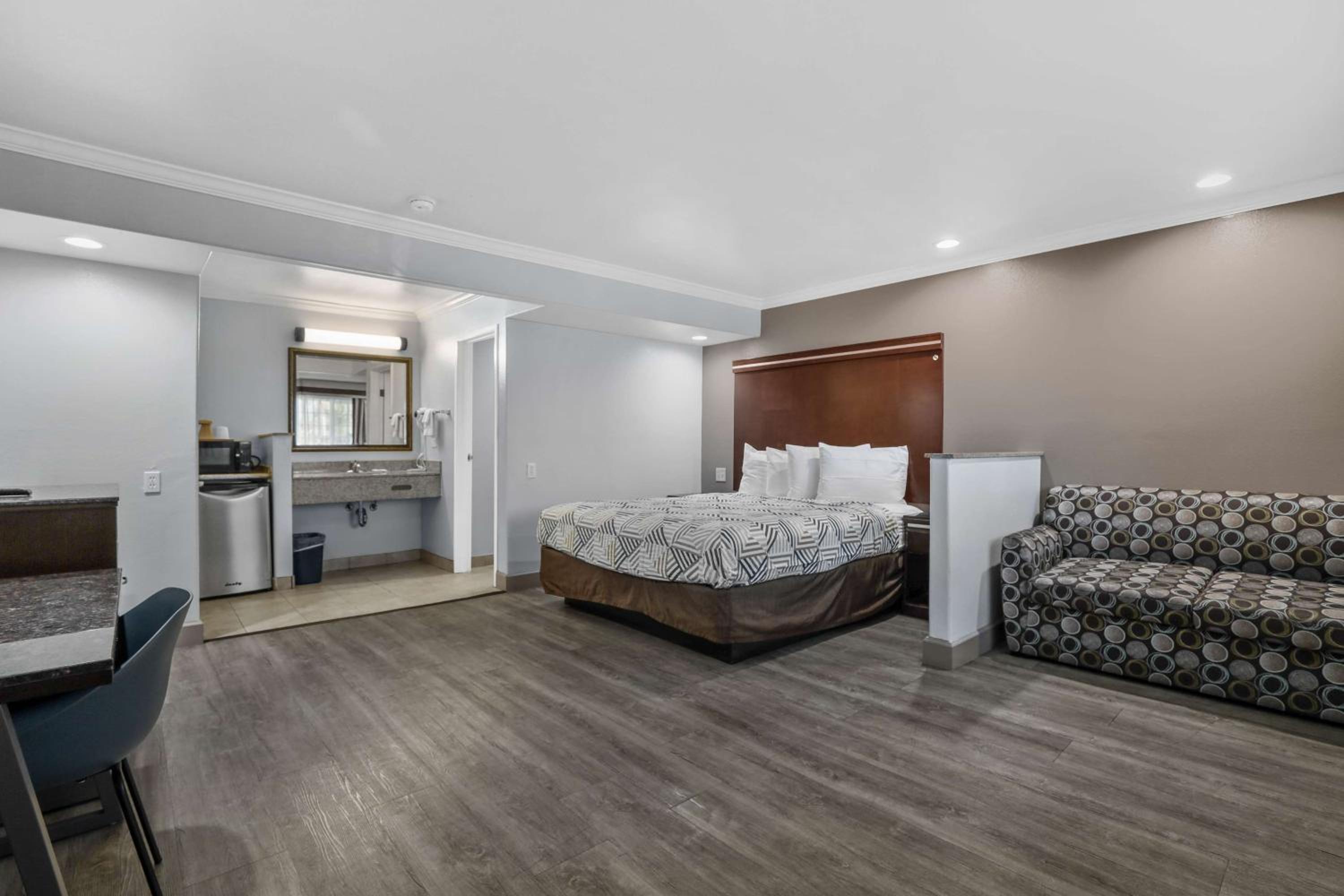 Deluxe King Suite - Photo 3