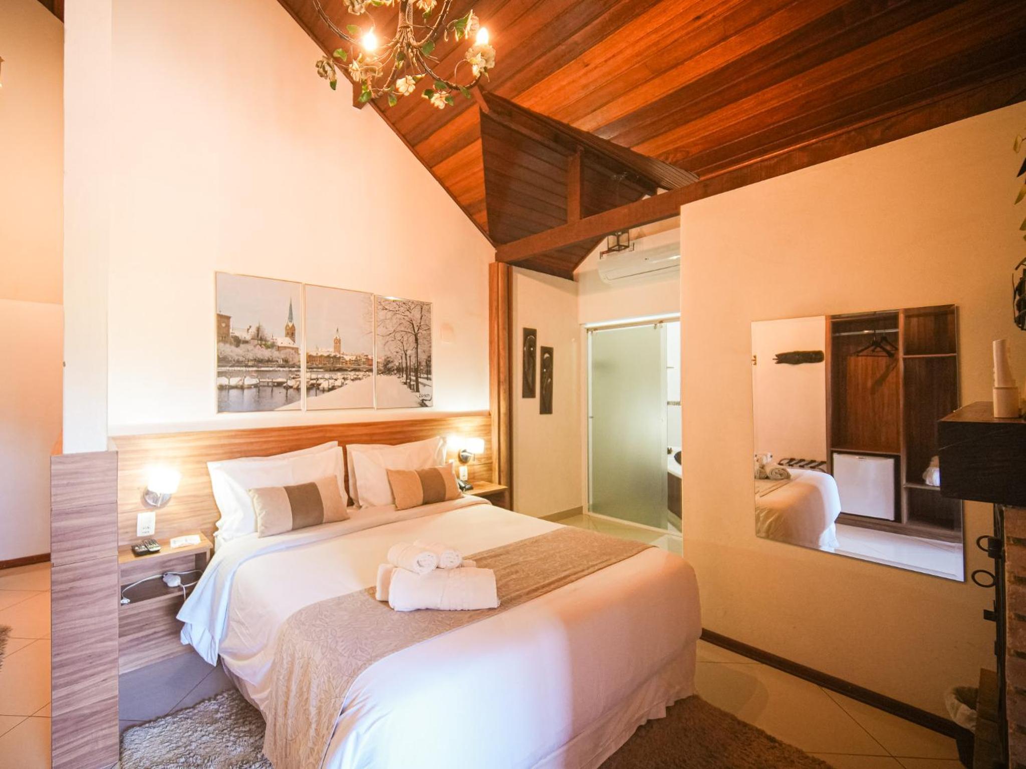 Master Bedroom with Hydro photo 1