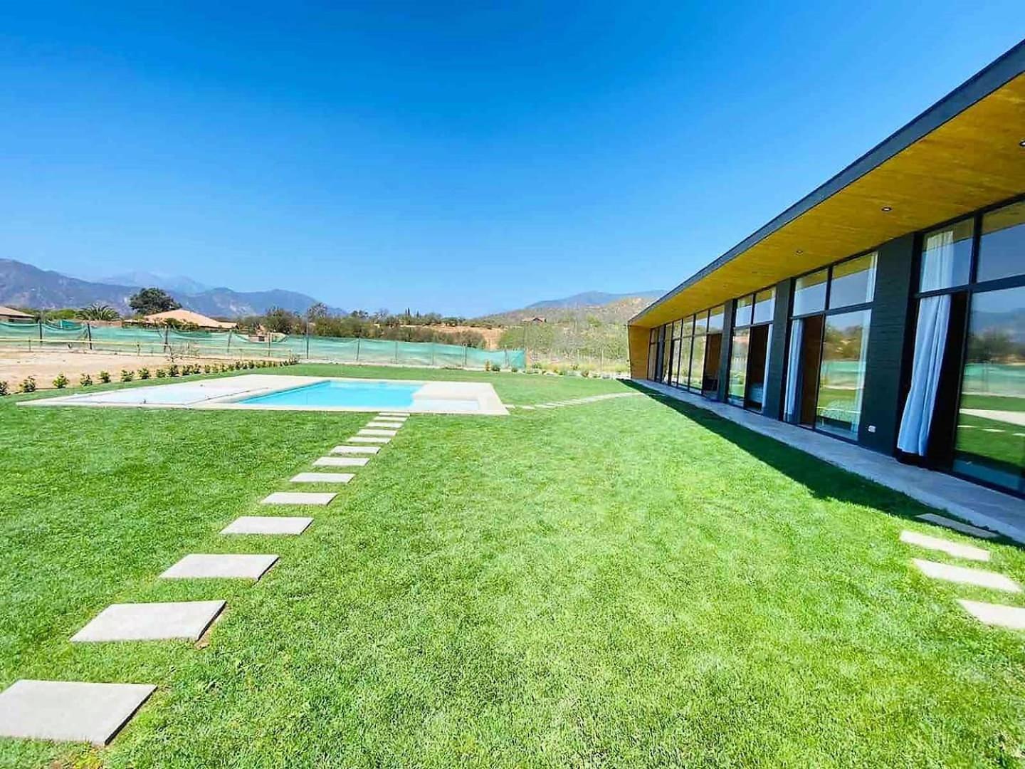Five-Bedroom House photo 2