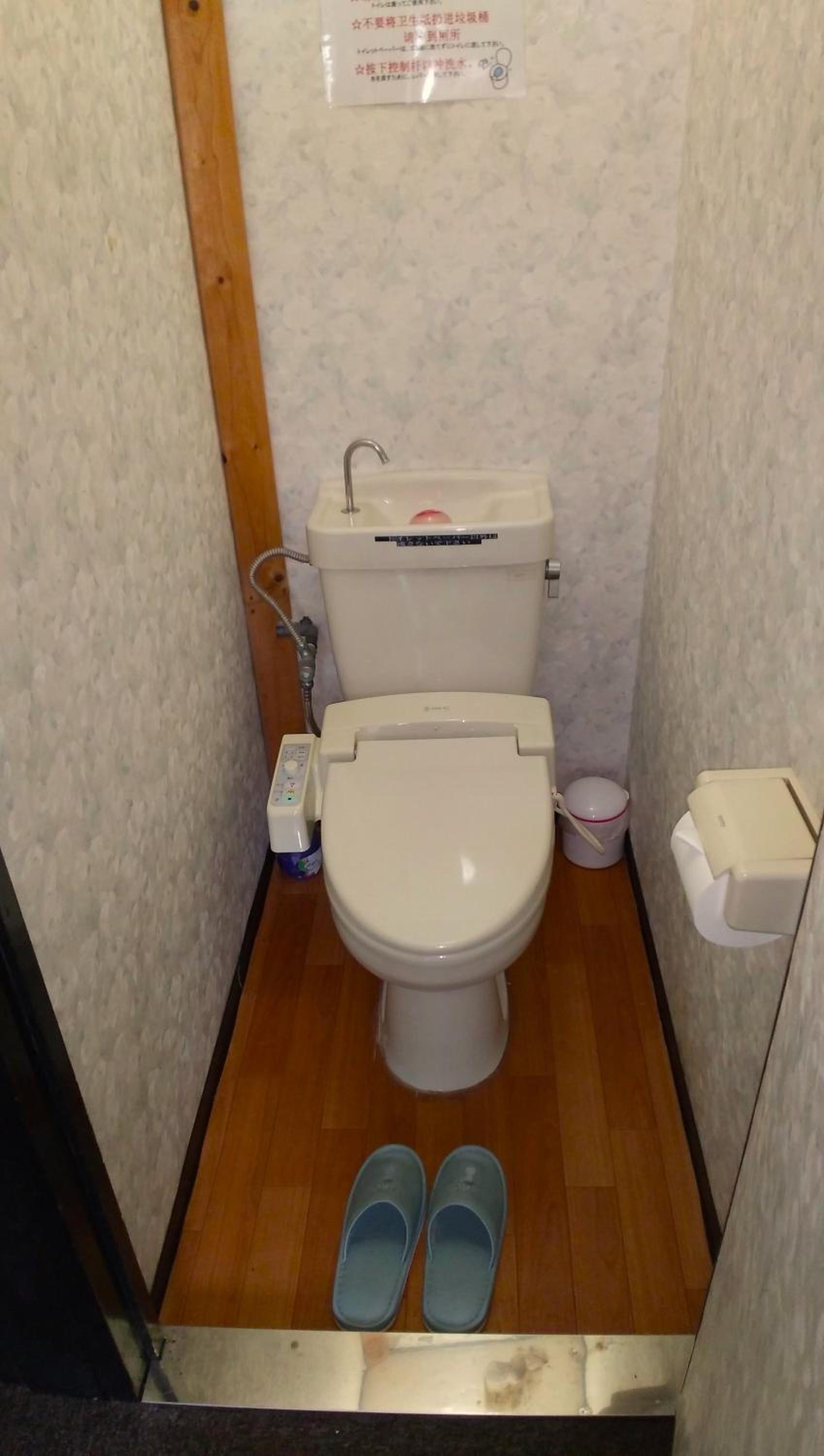 Twin Room with Private Bathroom - Photo 8
