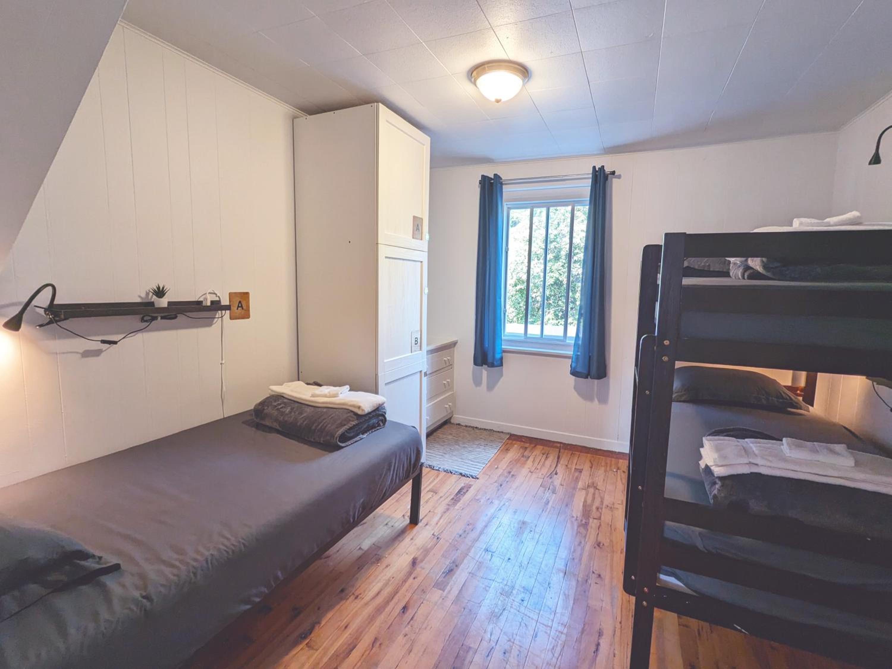 Single Bed in Mixed Dormitory Room