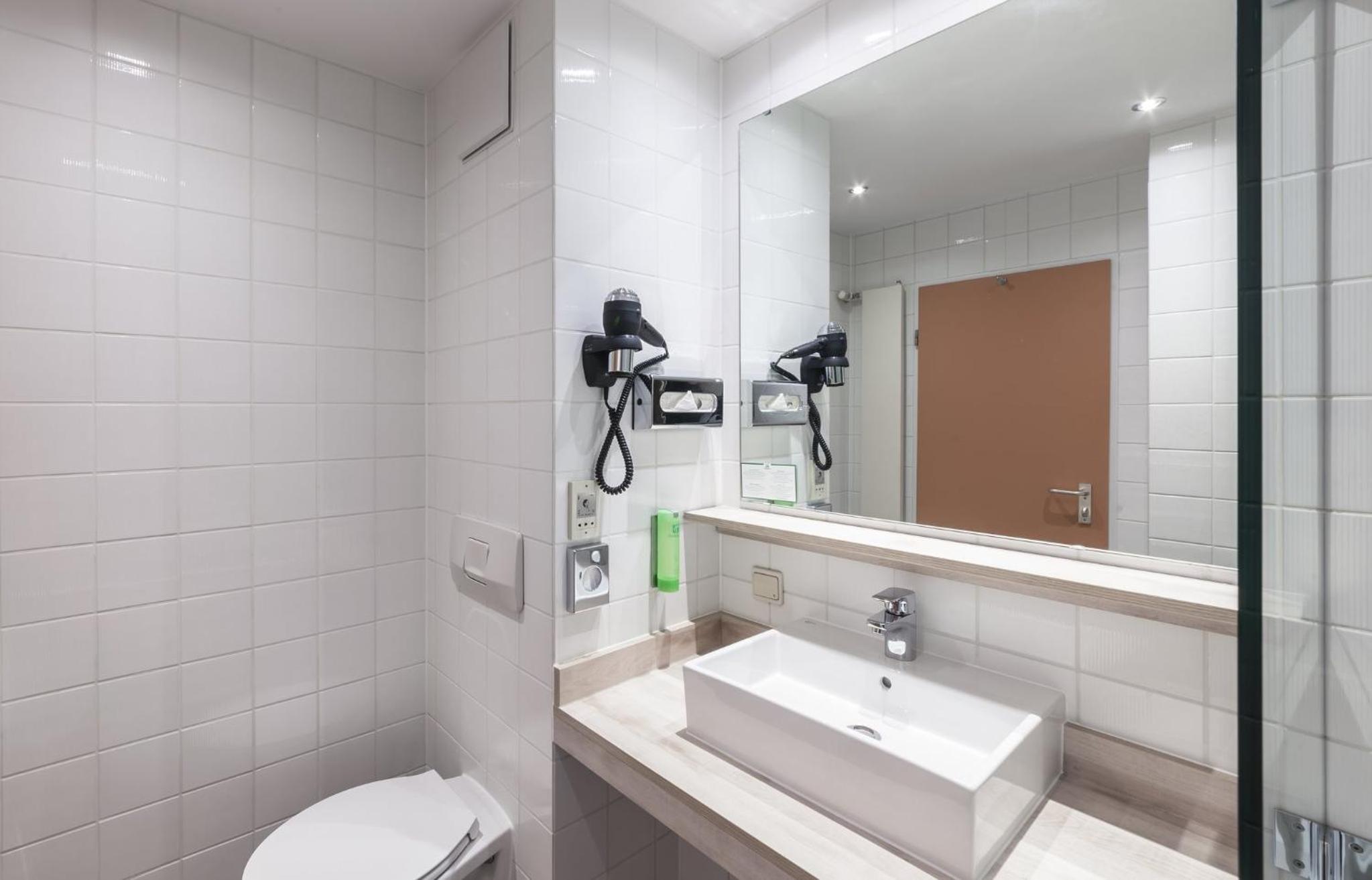 Premium King Room with Balcony - Photo 8