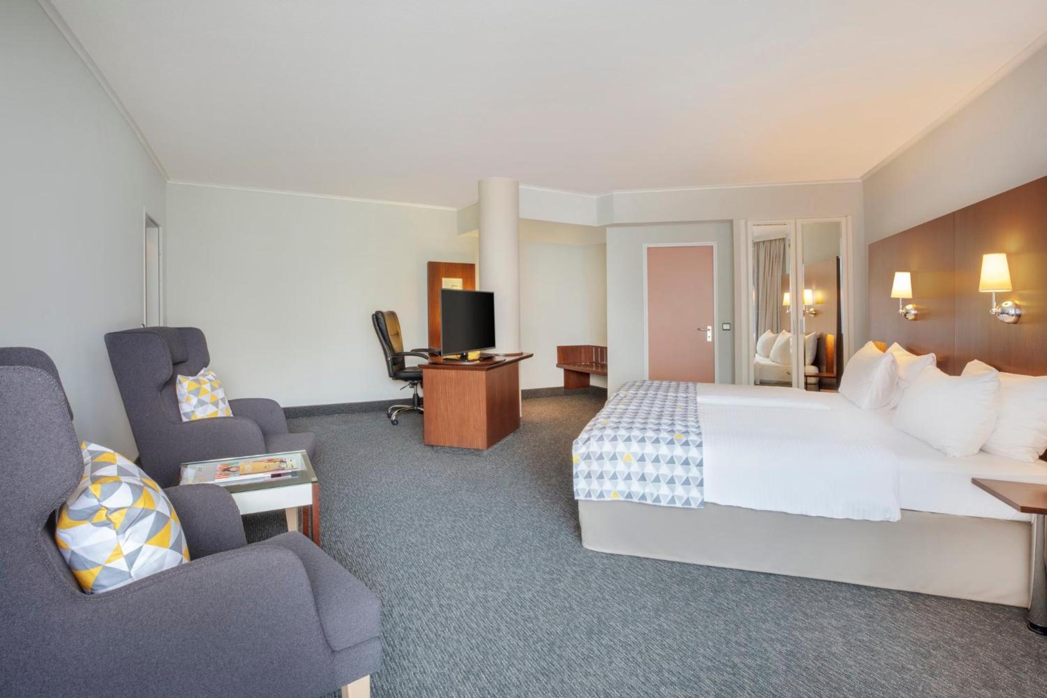 Premium King Room with Balcony - Photo 11
