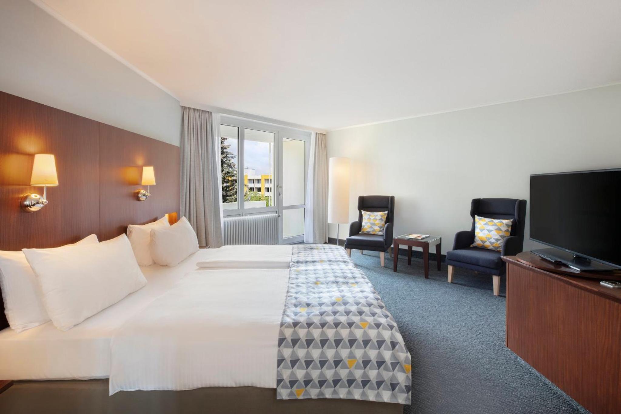 Premium King Room with Balcony - Photo 7