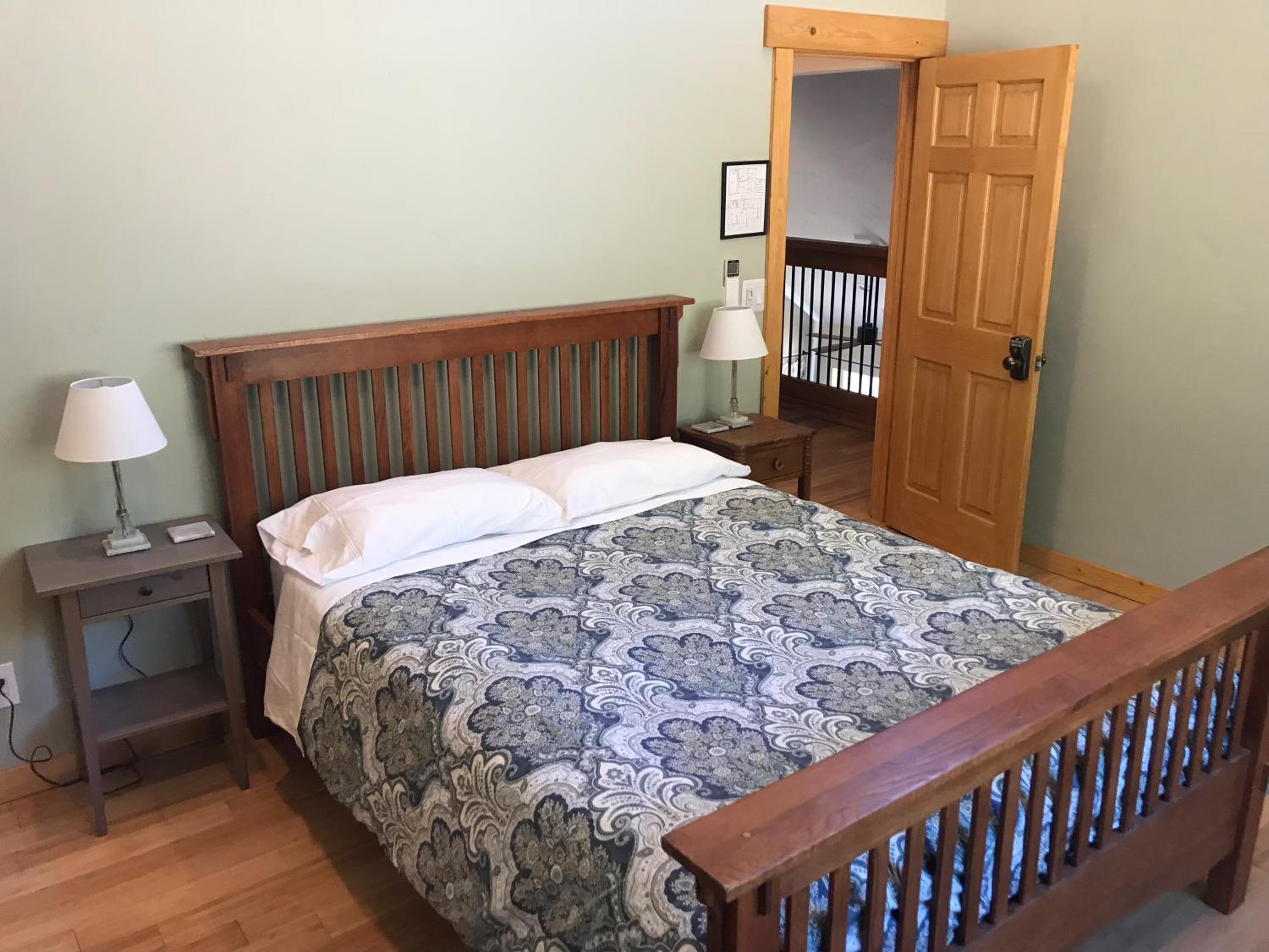 Queen Room with Shared Bathroom photo 2