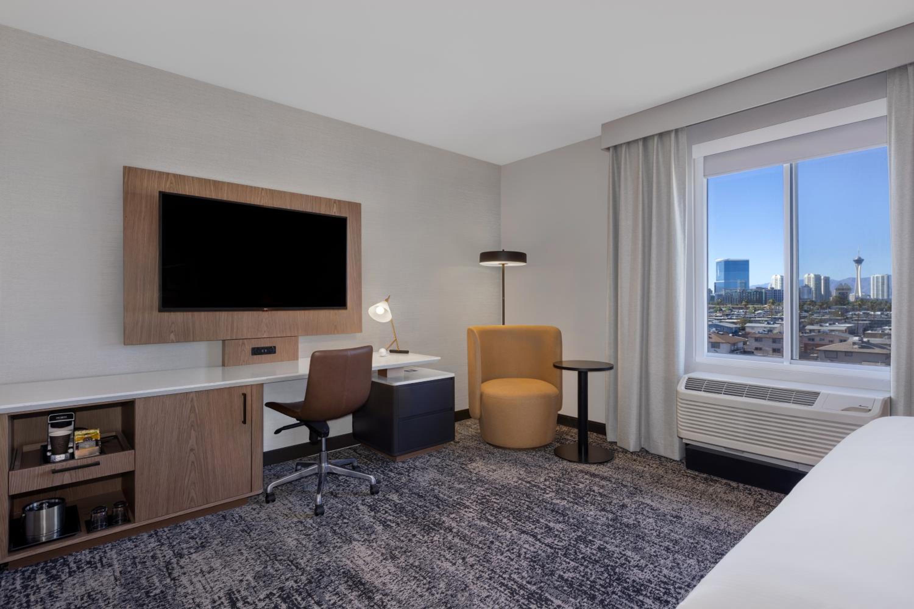 King Room with Roll-In Shower - Mobility/Hearing Accessible - Photo 9