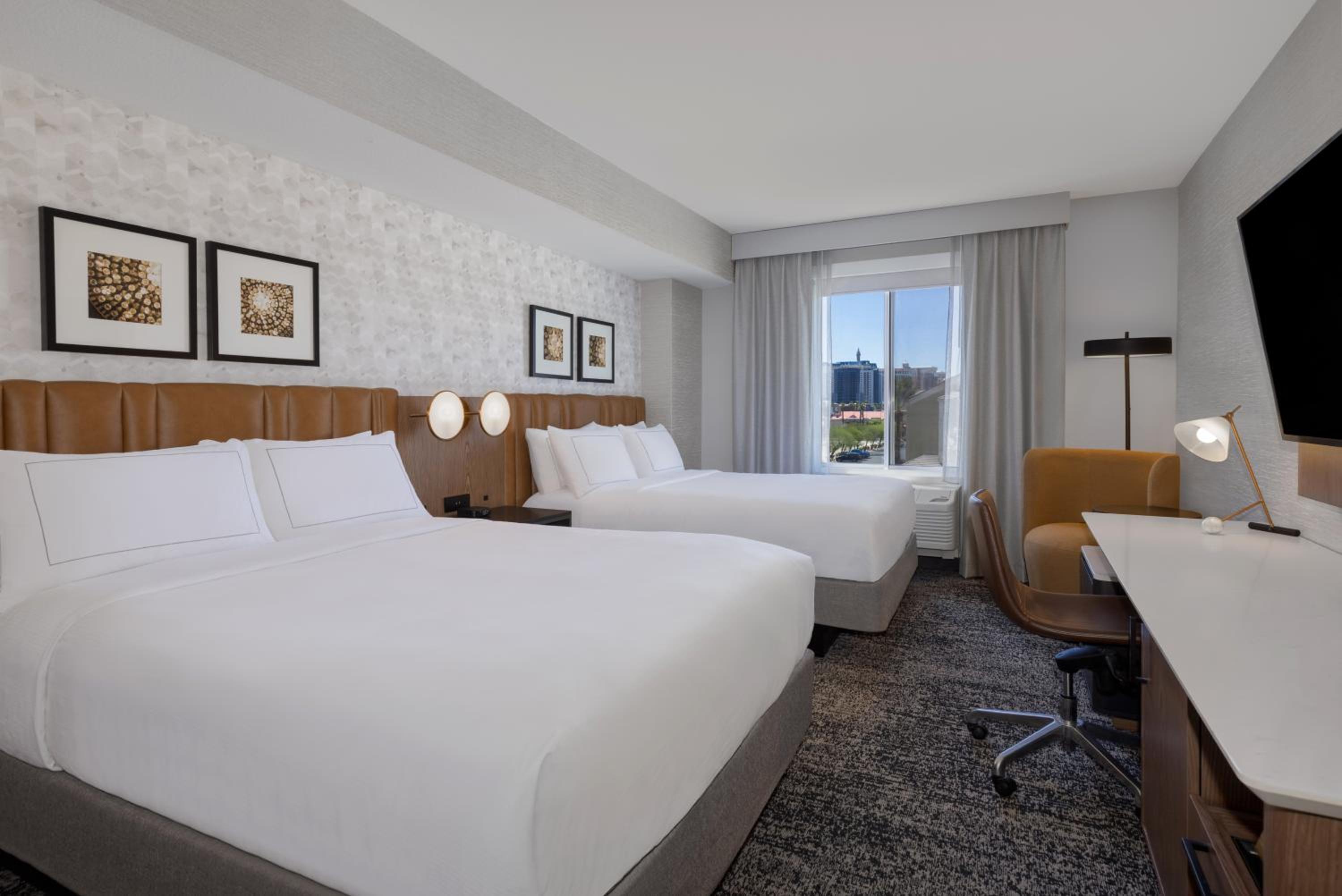 Queen Room with Two Queen Beds - Photo 4