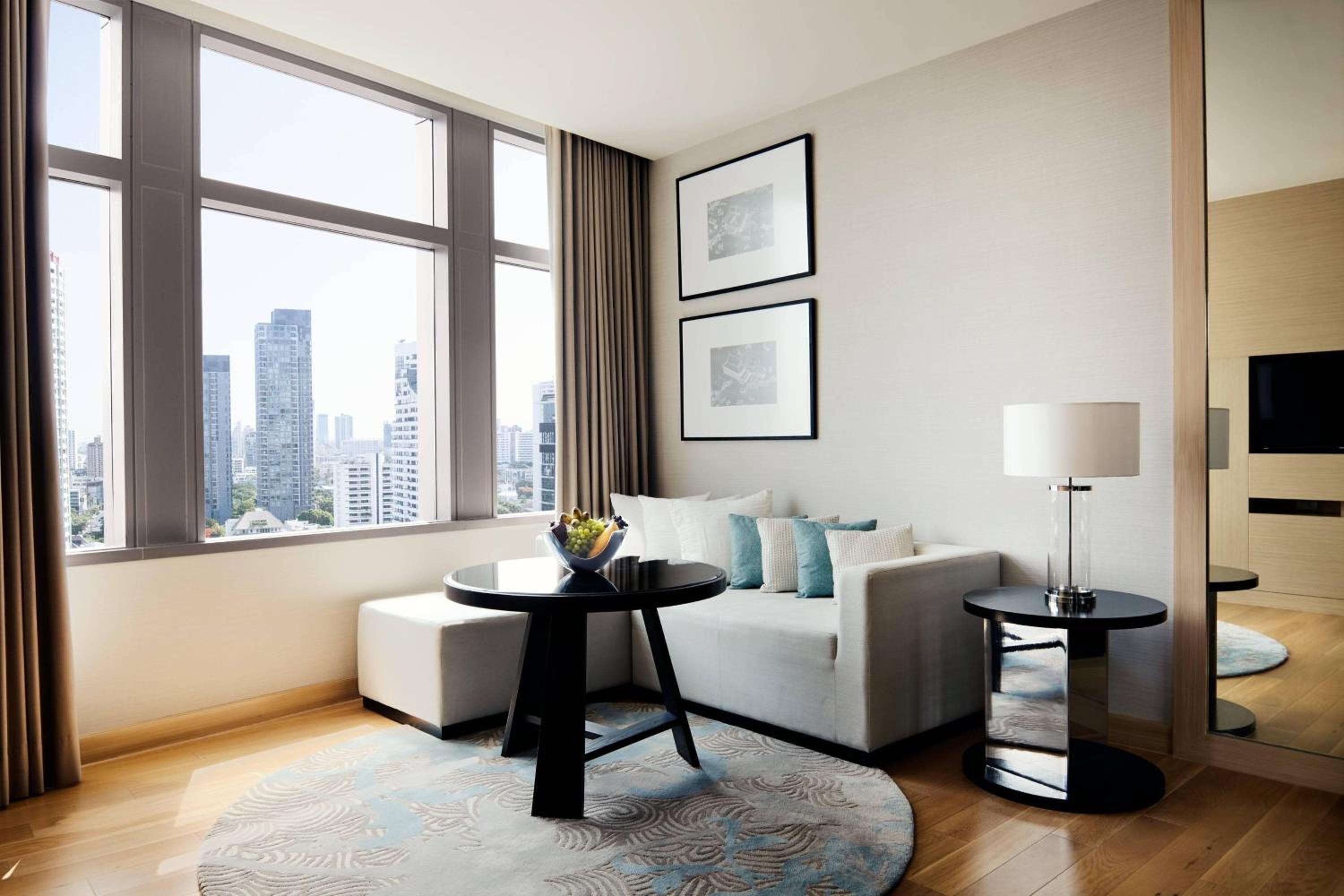 Executive King Suite - Executive Lounge Access thumbnail 6
