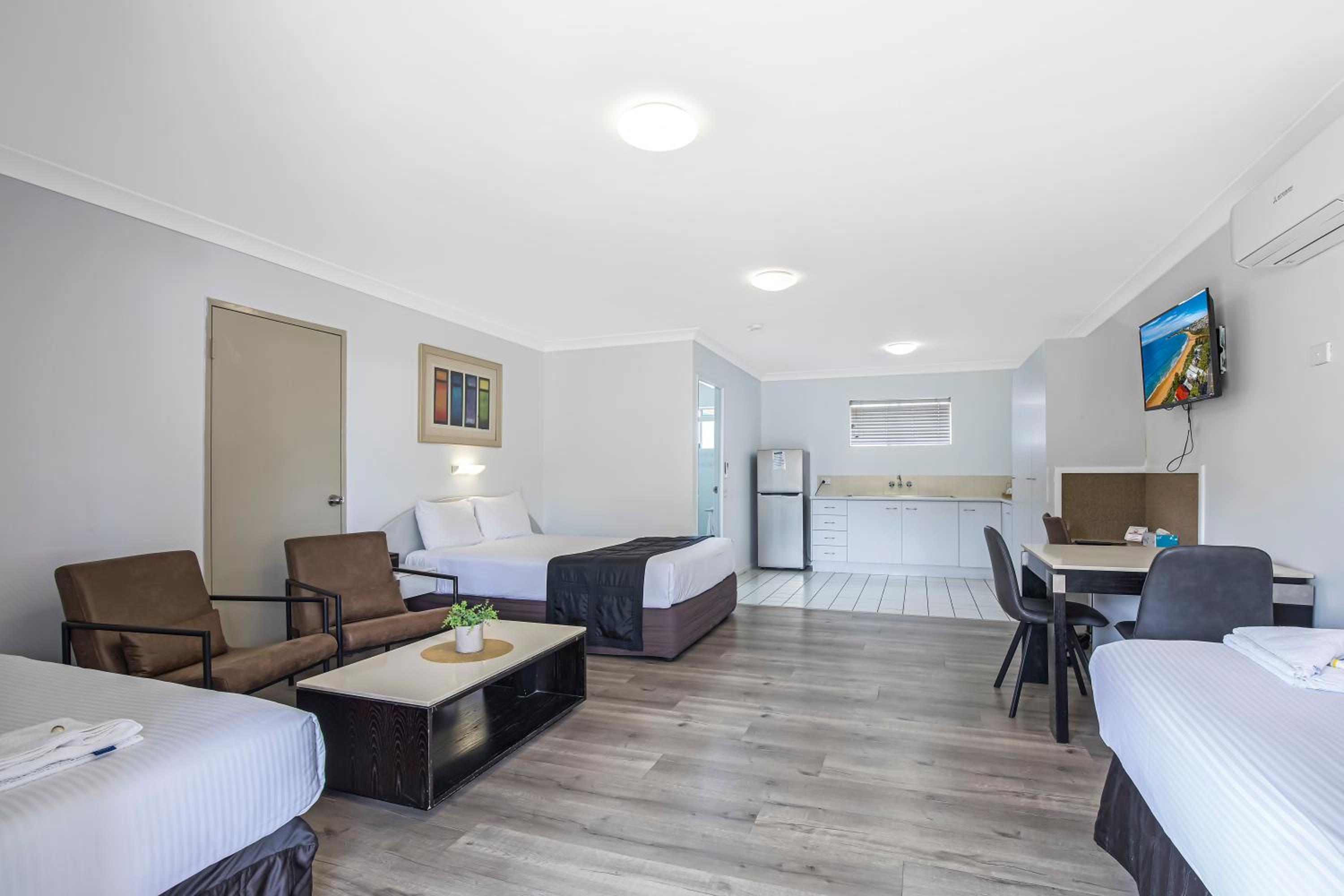 Family Room with One Queen Bed and Two Single Beds - Non Smoking