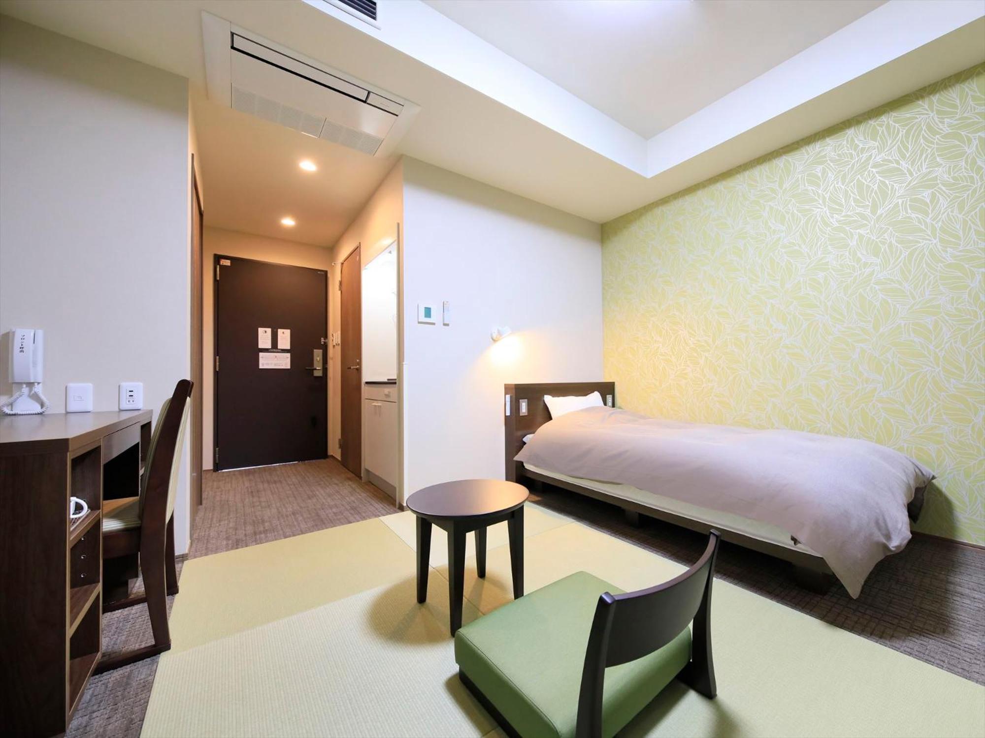 Deluxe Single Room with Kitchenette and Shower - Non-Smoking