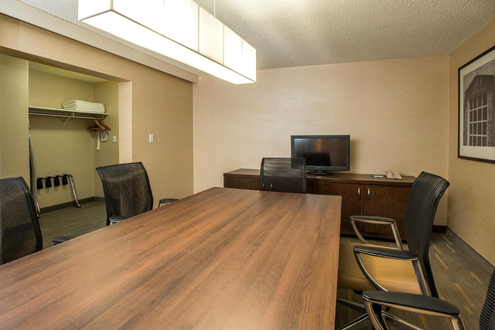 One-Bedroom Executive Board Room with Two Queen Beds - Photo 2
