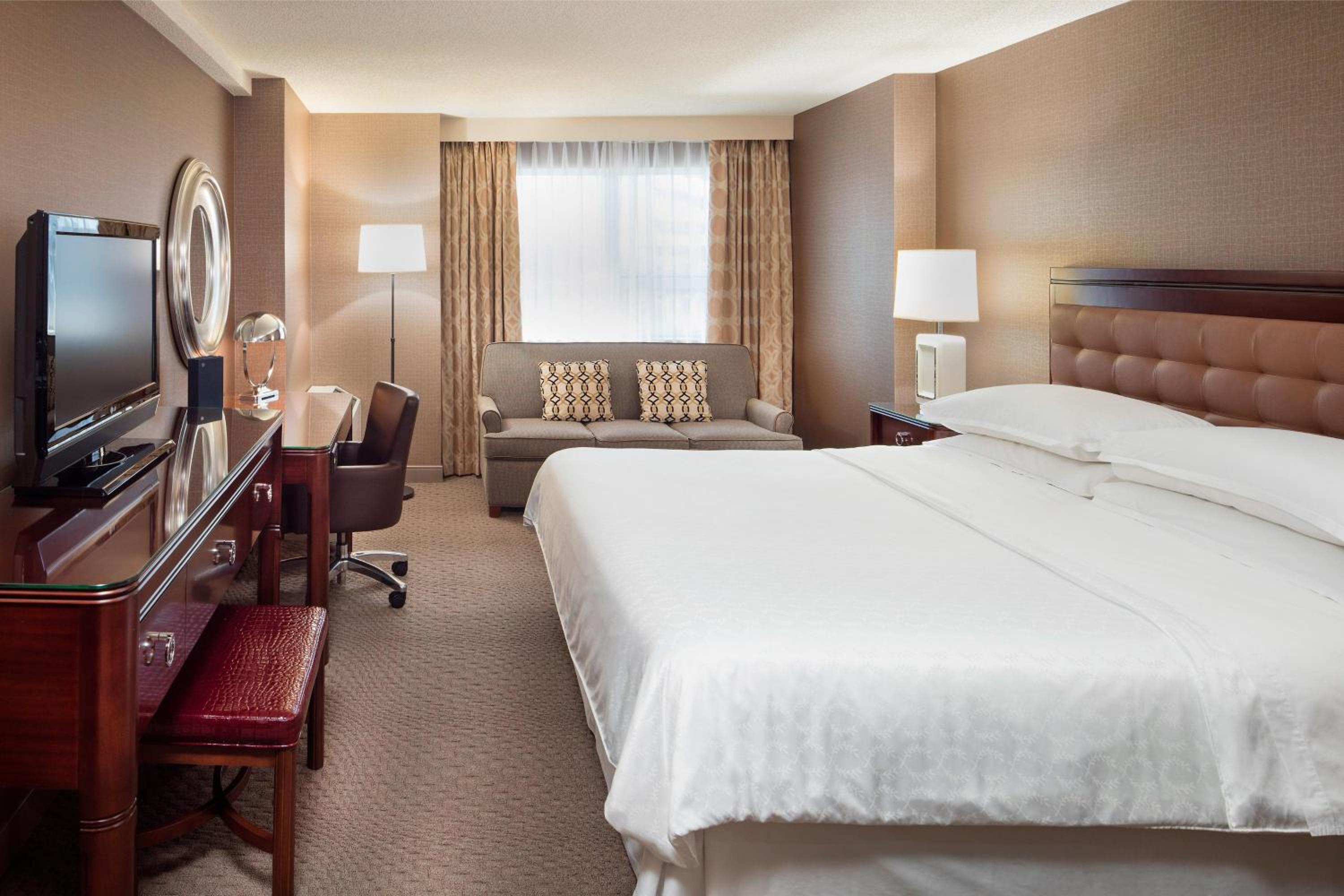 No Waterpark Access, Guest Room, 1 King, Sofa Bed