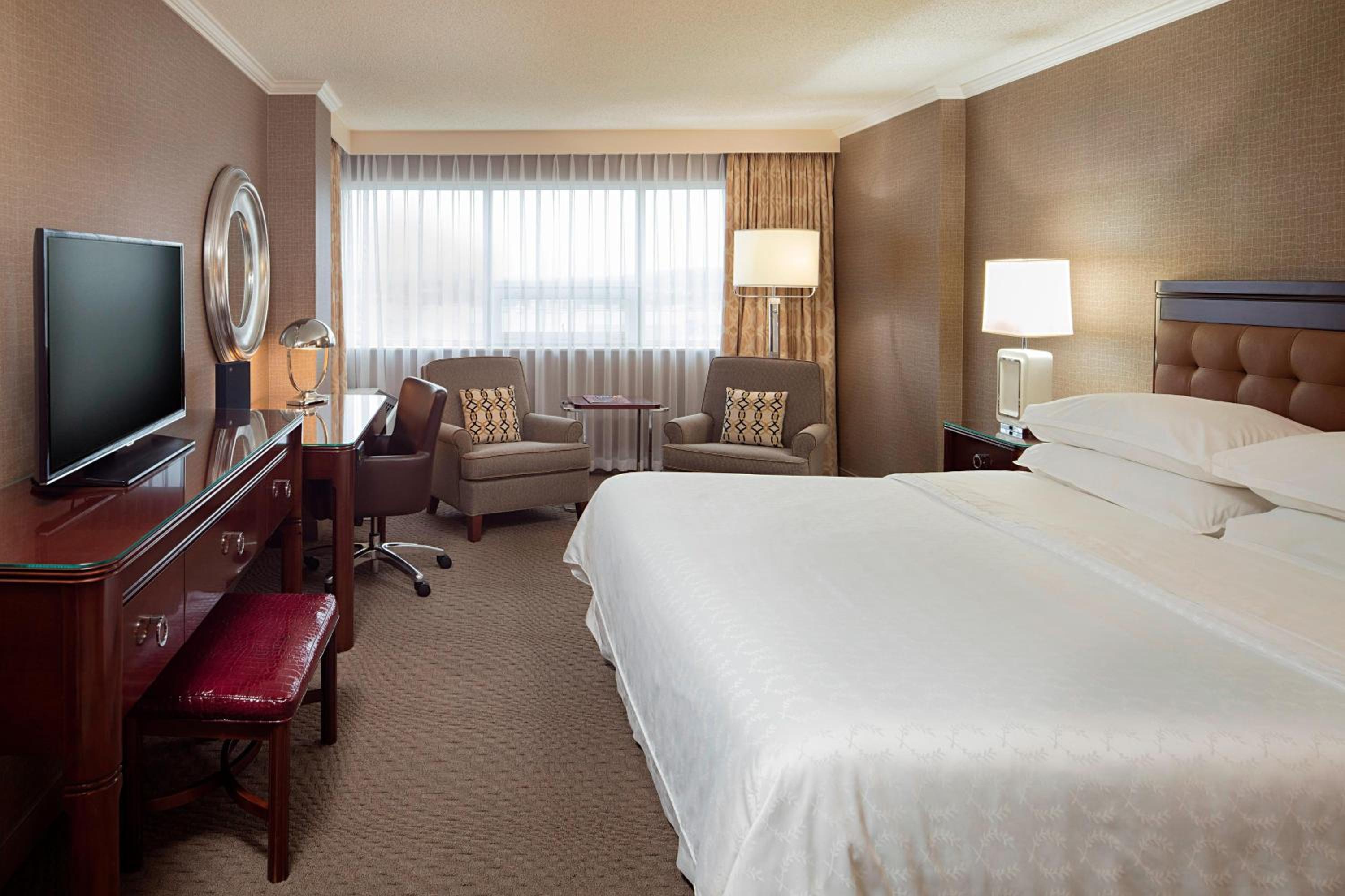 Deluxe King Room - Club Access - Photo 1