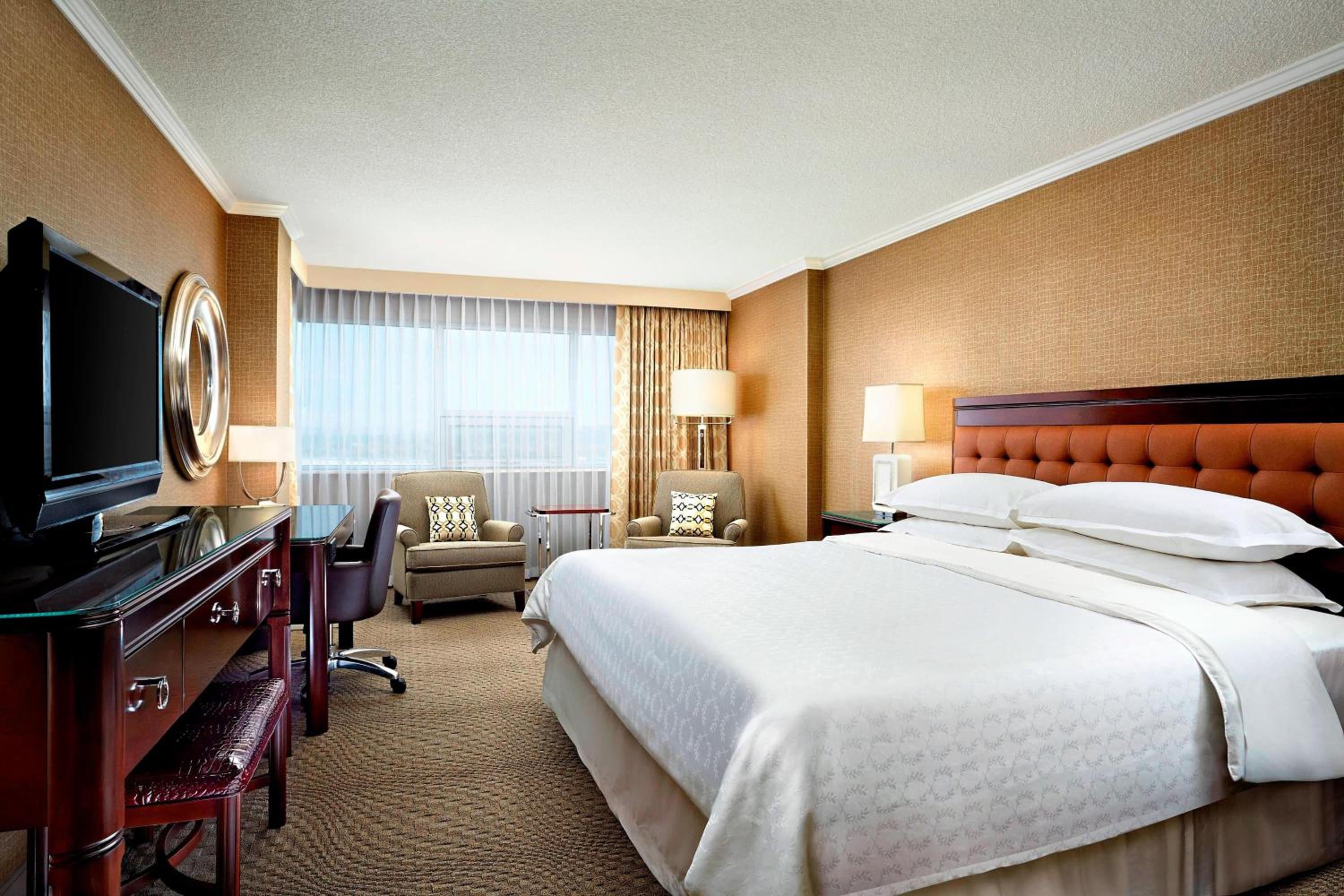 Deluxe King Room - Club Access - Photo 10