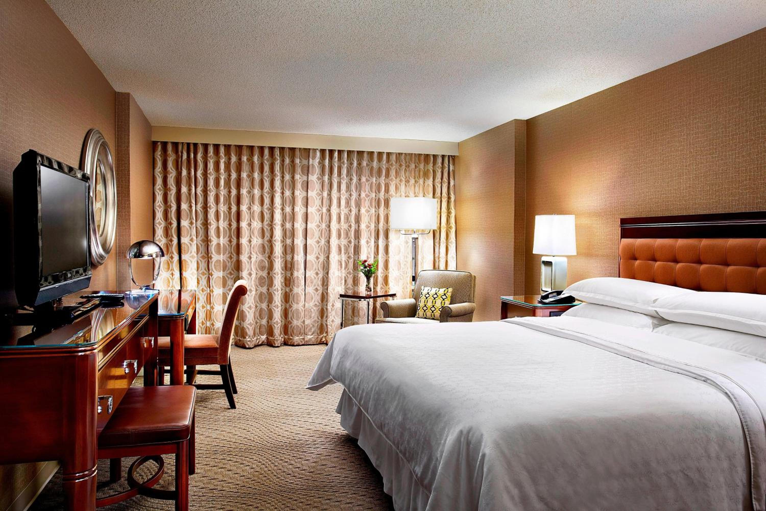 Deluxe King Room - Club Access - Photo 12
