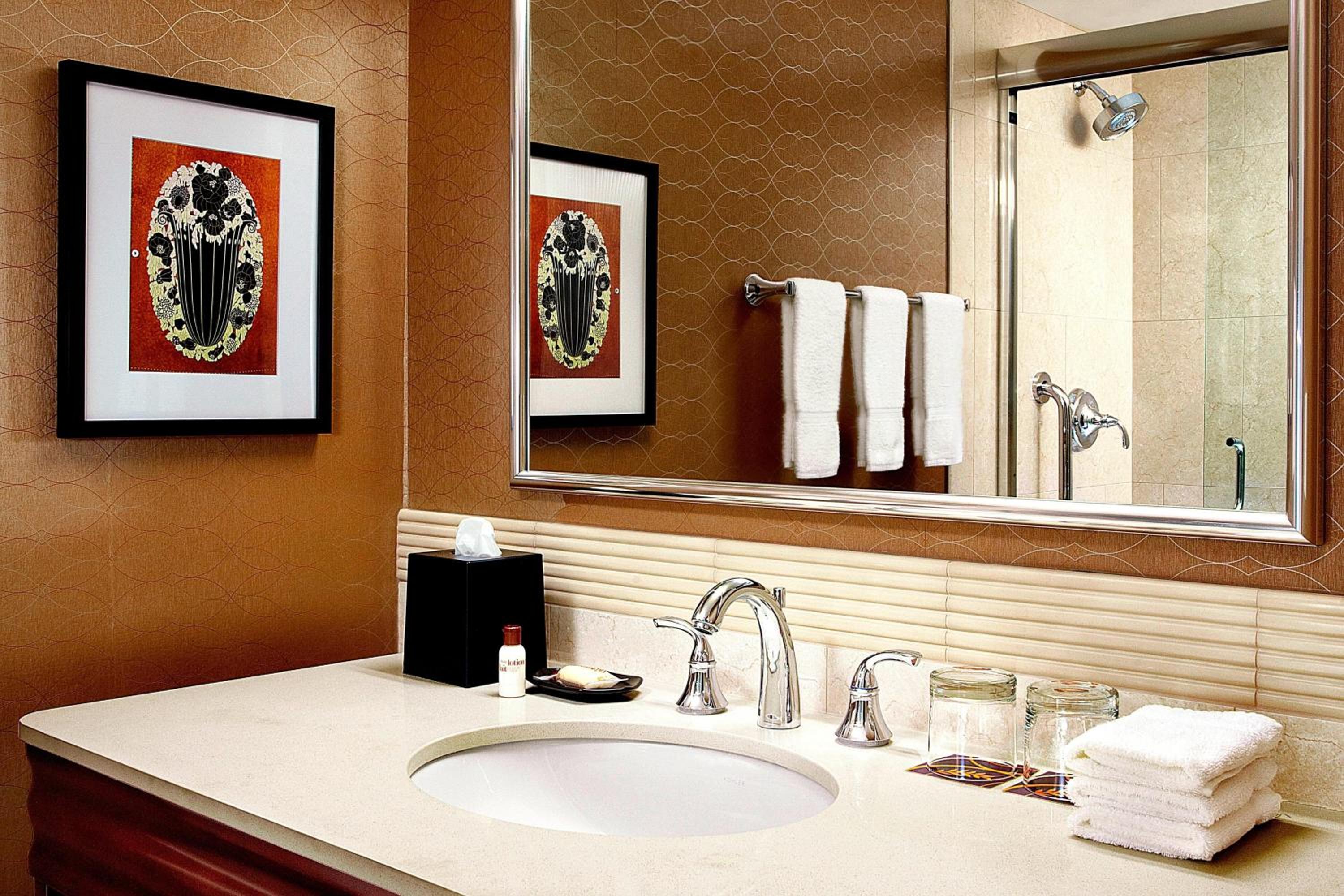 Queen Room with Two Queen Beds - Photo 4