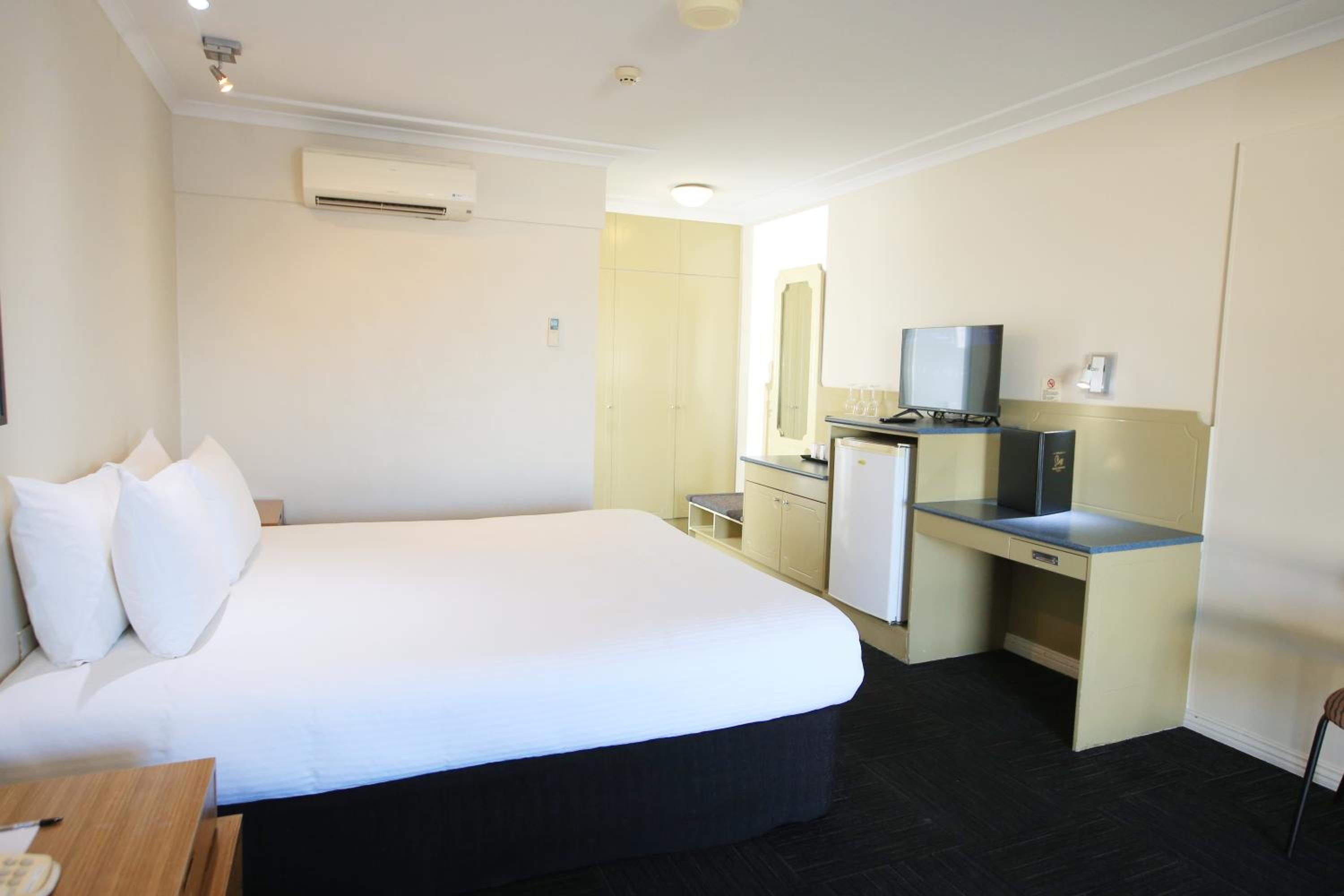 Standard King Room - Photo 4