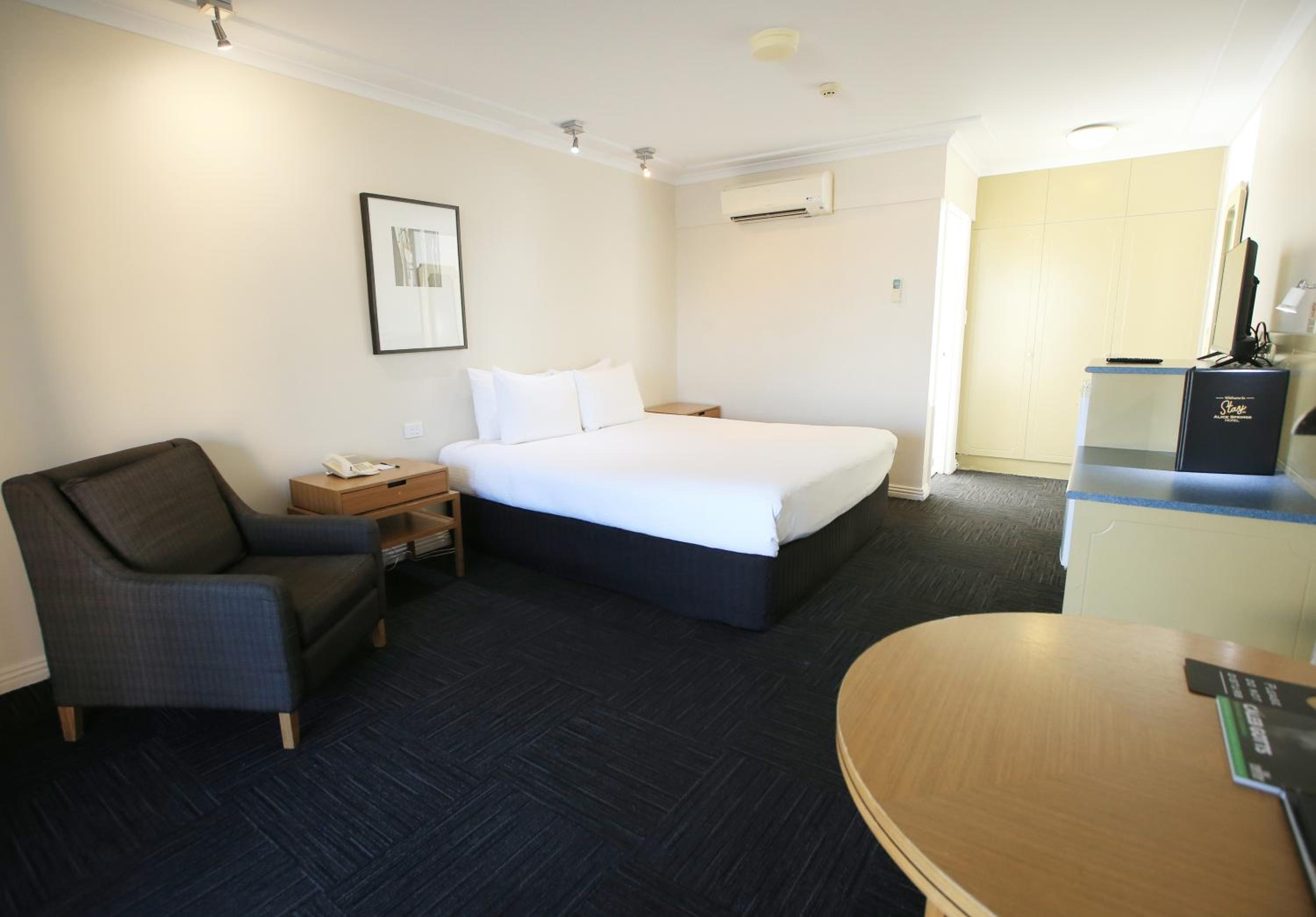 Standard King Room - Photo 5
